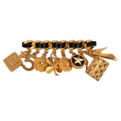 Chanel - Broche en cuir noir et métal doré - Automne 1995