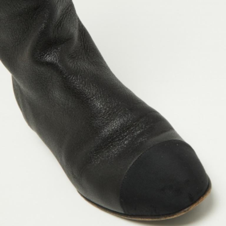 Chanel - Bottes mi-mollets en cuir noir et gros grain - Taille 37,5 en vente 2