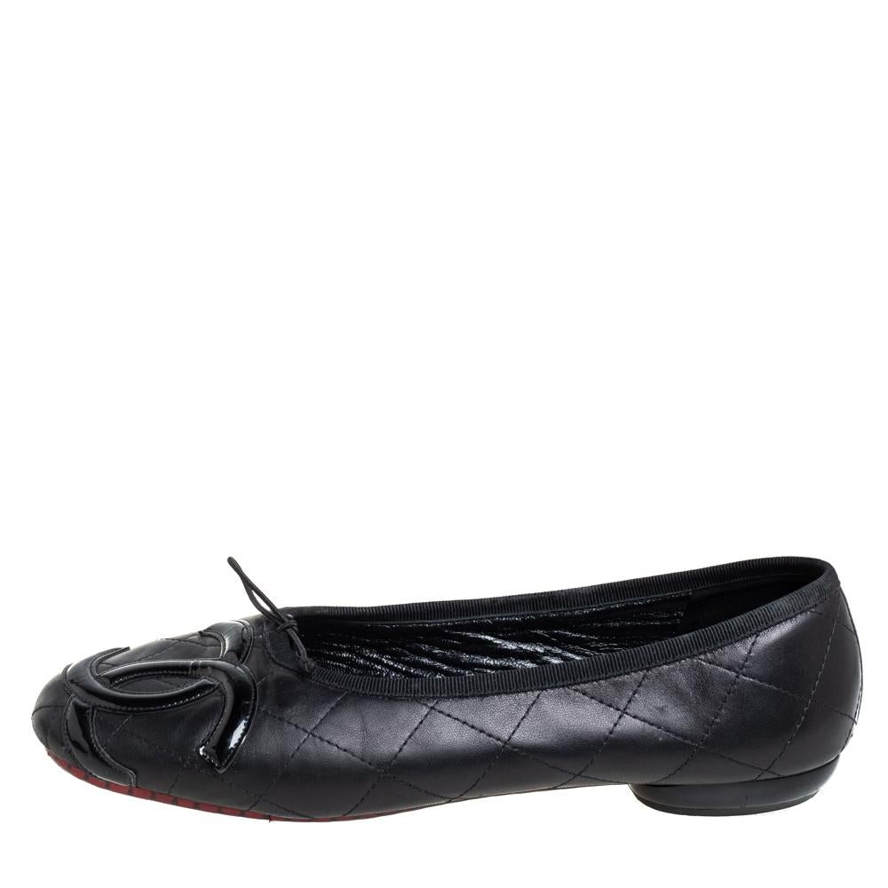 Lend the luxury appeal to your casuals with these Ligne Cambon ballet flats from Chanel. Crafted from black leather and designed with the CC logo on the uppers, they are the perfect choice when you want both comfort and style.

