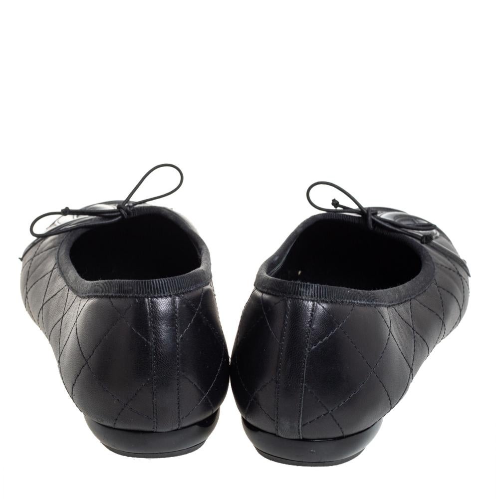 Chanel Black Leather And Patent CC Ligne Cambon Ballet Flats Size 40 In Good Condition In Dubai, Al Qouz 2