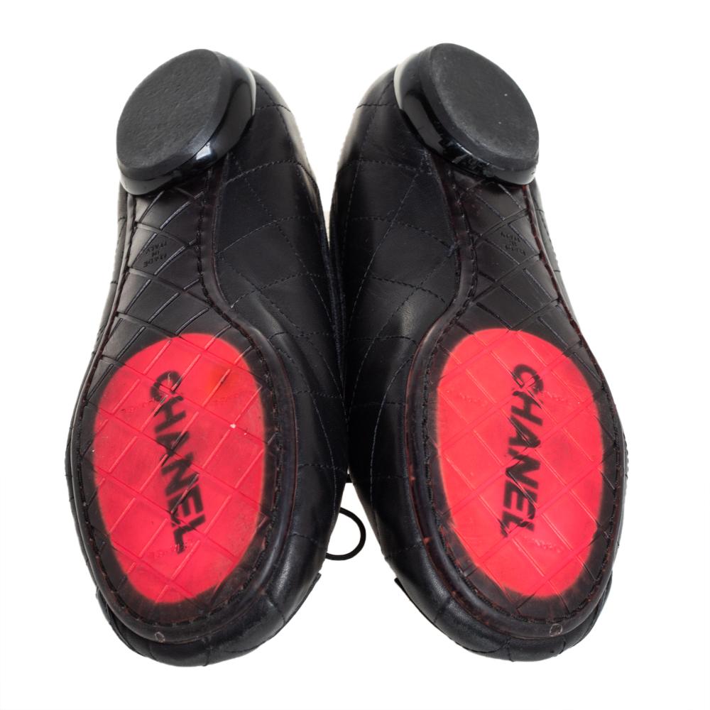 Chanel Schwarz Leder und Patent CC Ligne Cambon Ballett Flats Größe 40 3