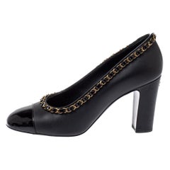 Chanel Schwarz Leder und Lackleder Kappe Zehe Kette verschönert Trim Pumps Siz