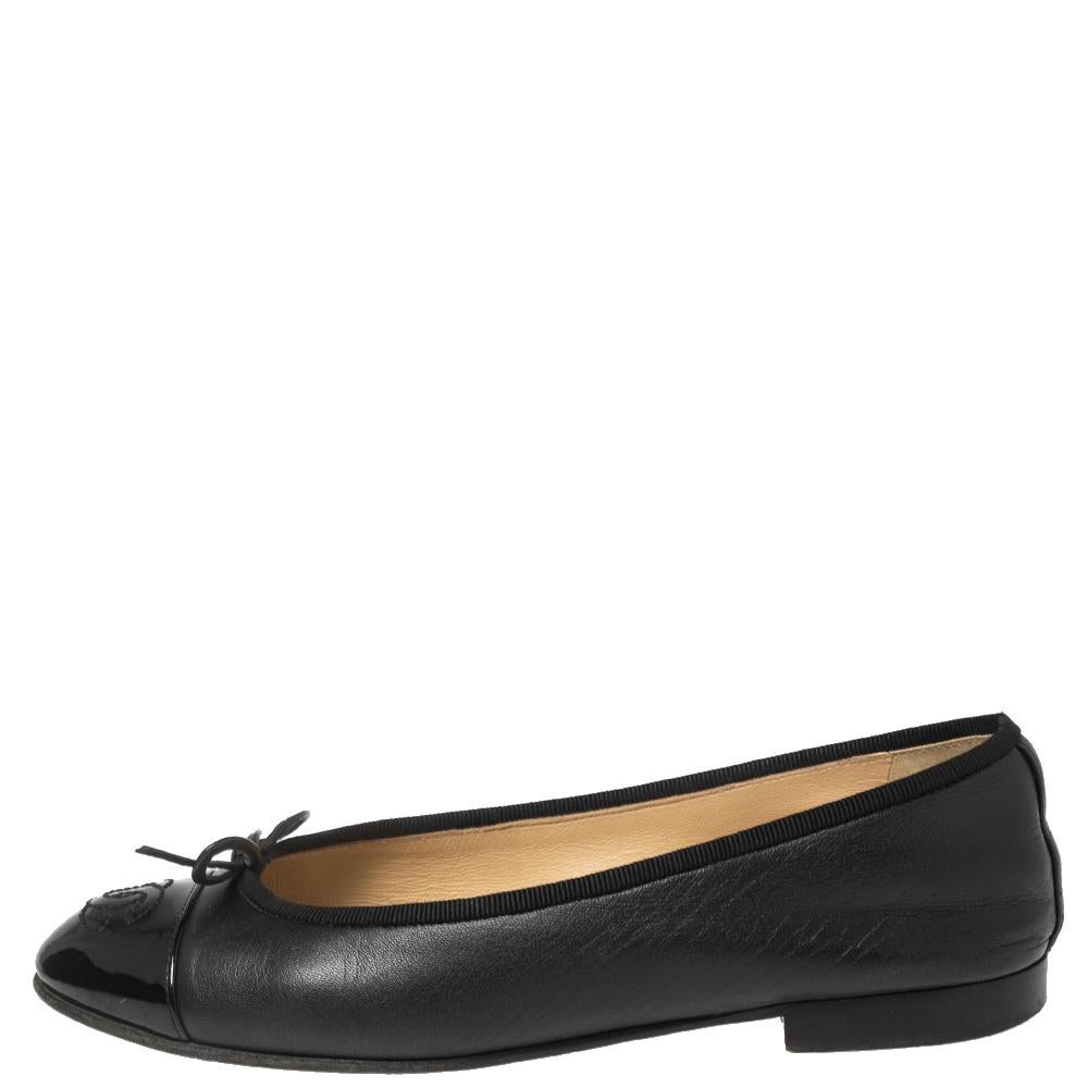 These ballet flats from the House of Chanel will certainly deliver a sense of elegance and poise with their chic design. They are made from black leather and patent leather and feature a bow detail on the cap toes. These Chanel ballet flats will