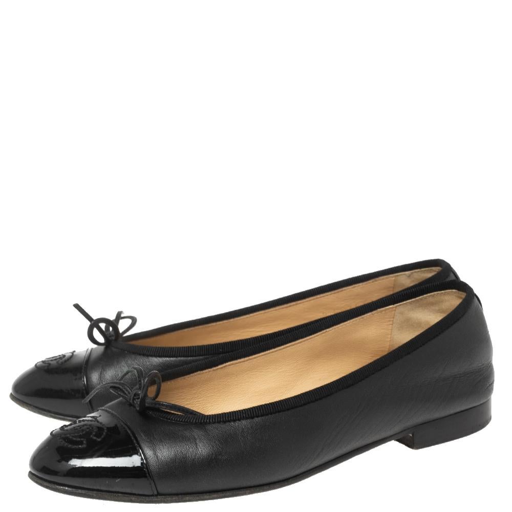 Chanel Black Leather And Patent Leather CC Bow Cap Toe Ballet Flats Size 35.5 In Good Condition In Dubai, Al Qouz 2