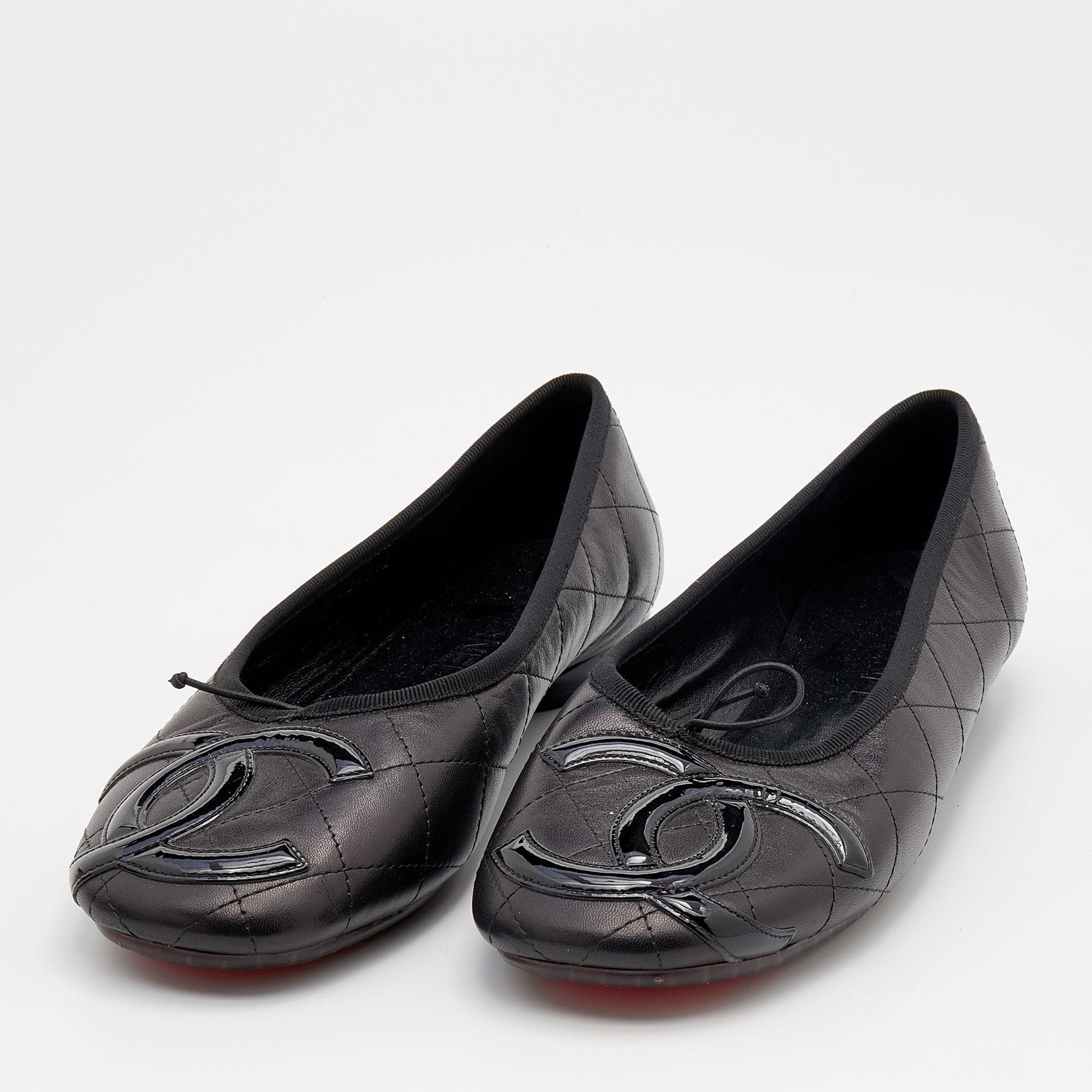 Blending comfort and luxury perfectly, these ballet flats from Chanel will surely become your favorite! The black flats are crafted from leather with patent leather trims and feature rounded toes. They showcase the signature quilted pattern on the