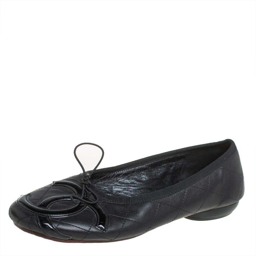 Blending comfort and style perfectly, these ballet flats from Chanel will surely become your favorite! The black flats are crafted from leather & patent leather and feature round toes. They have been styled with the signature quilted pattern on the