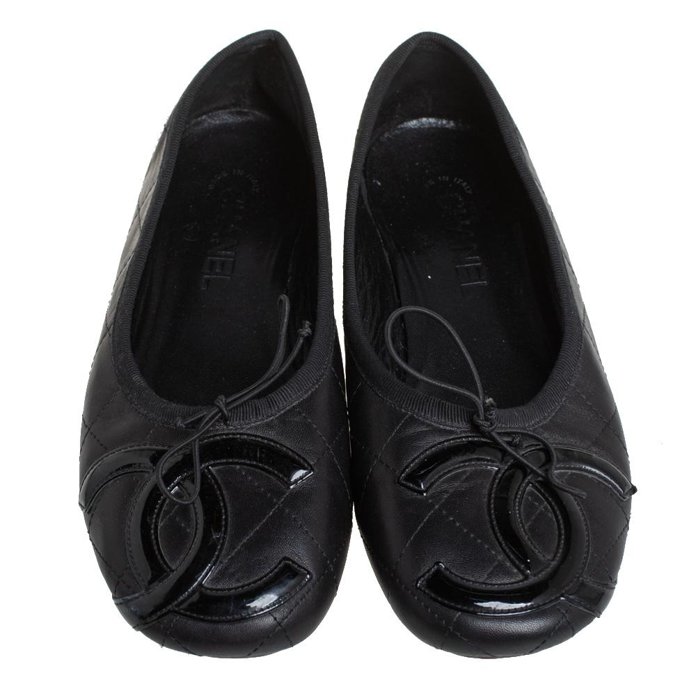 Blending comfort and style perfectly, these ballet flats from Chanel will surely become your favorite! The black flats are crafted from leather & patent leather and feature round toes. They have been styled with the signature quilted pattern on the