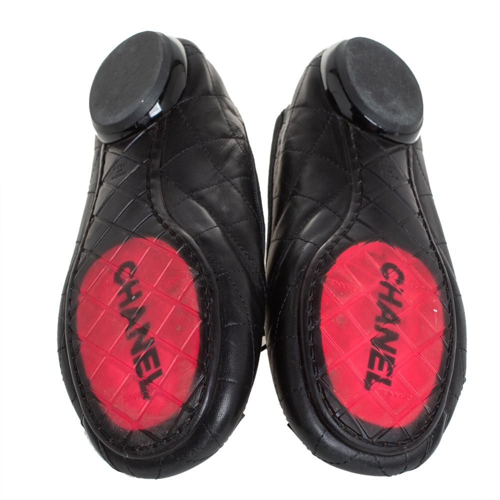 Chanel Black Leather and Patent Leather CC Cambon Ballet Flats Size 39.5 In Good Condition In Dubai, Al Qouz 2