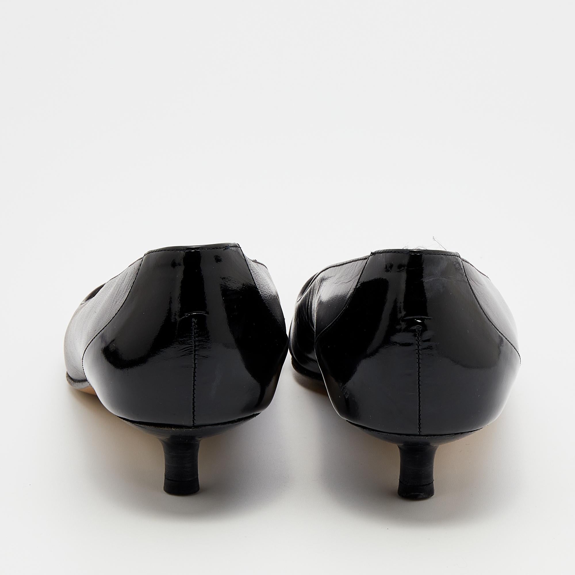 Chanel Black Leather And Patent Leather CC Cap Toe Kitten Heel Pumps Size 37.5 In Good Condition In Dubai, Al Qouz 2