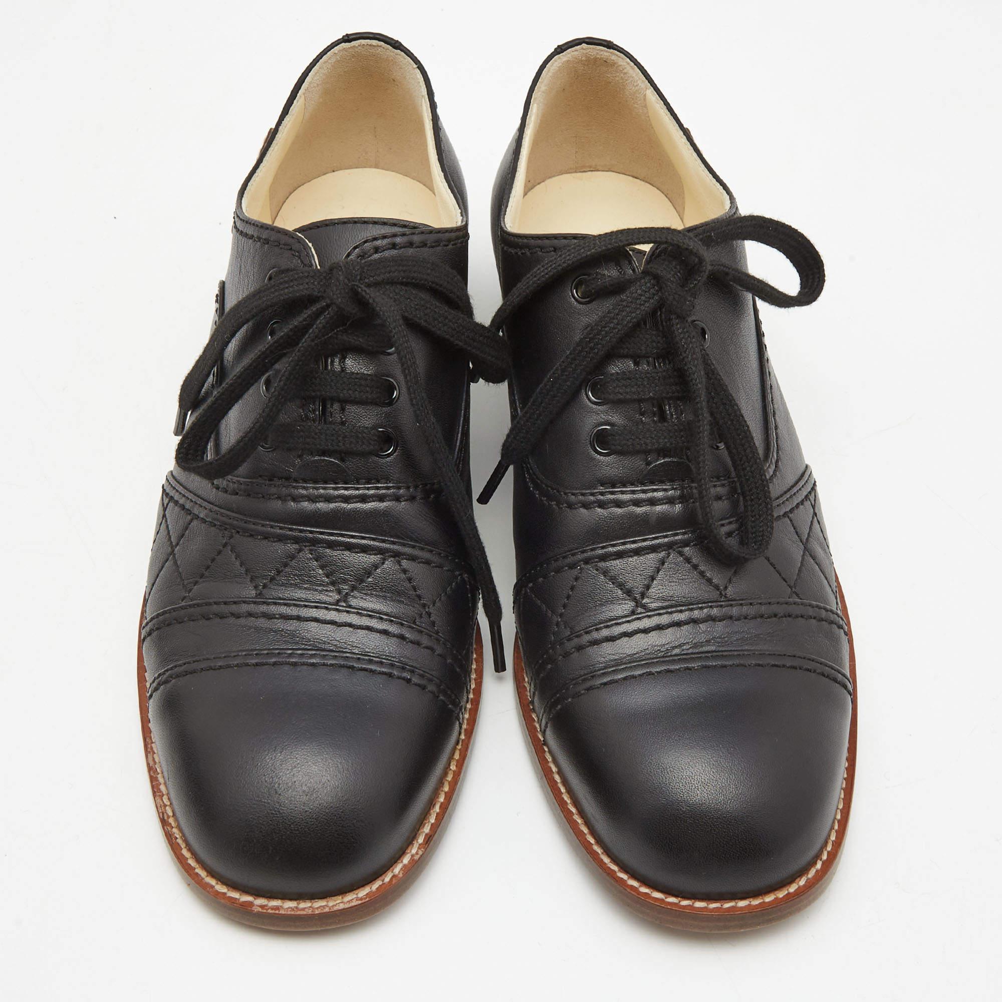Give your formal outfit a classy and smart finish with this pair of Chanel oxfords. Meticulously crafted from leather, it has been styled with lace-up vamps, durable soles, and a quilted pattern.

