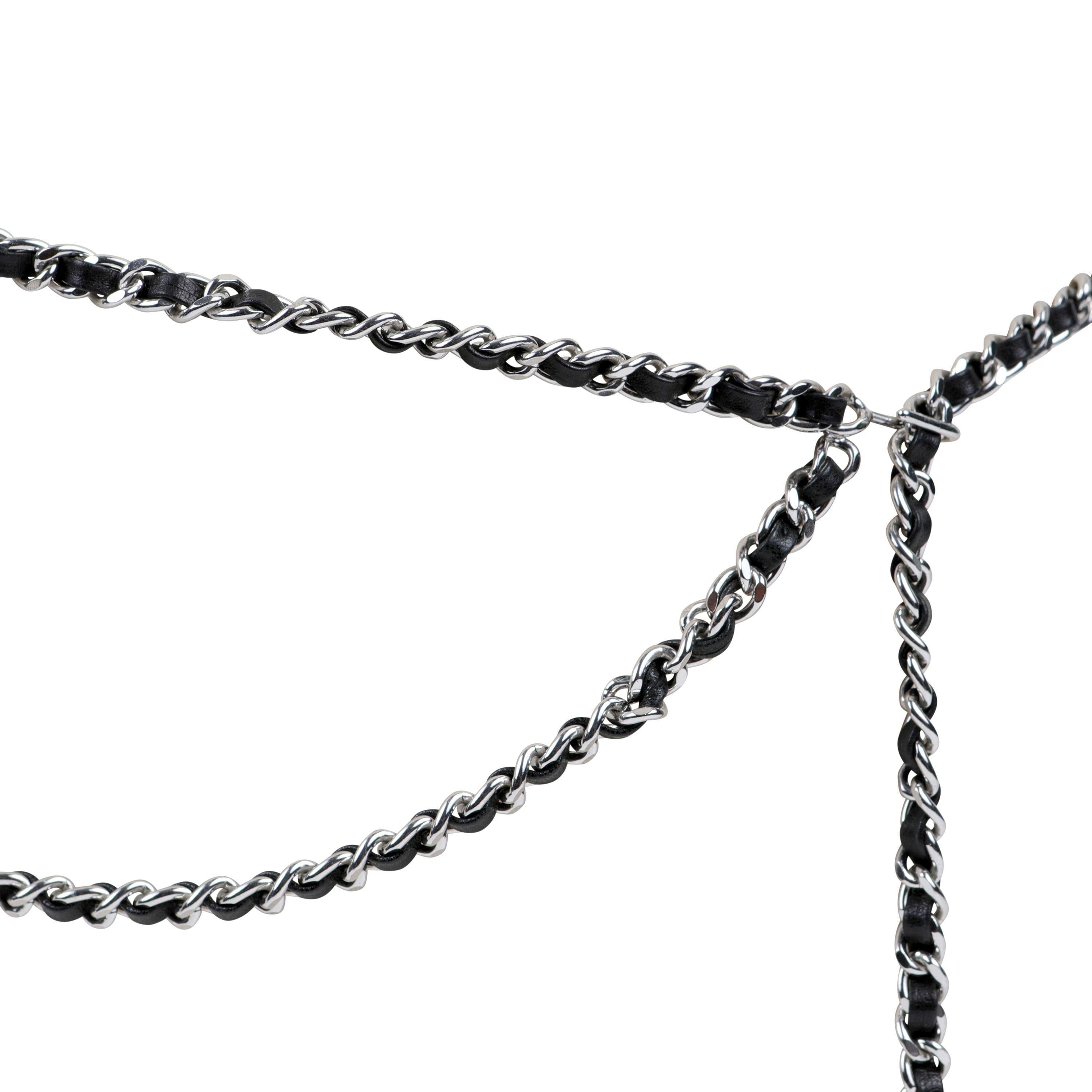Noir Chanel - Ceinture en cuir noir et chaîne argentée avec breloque CC en vente
