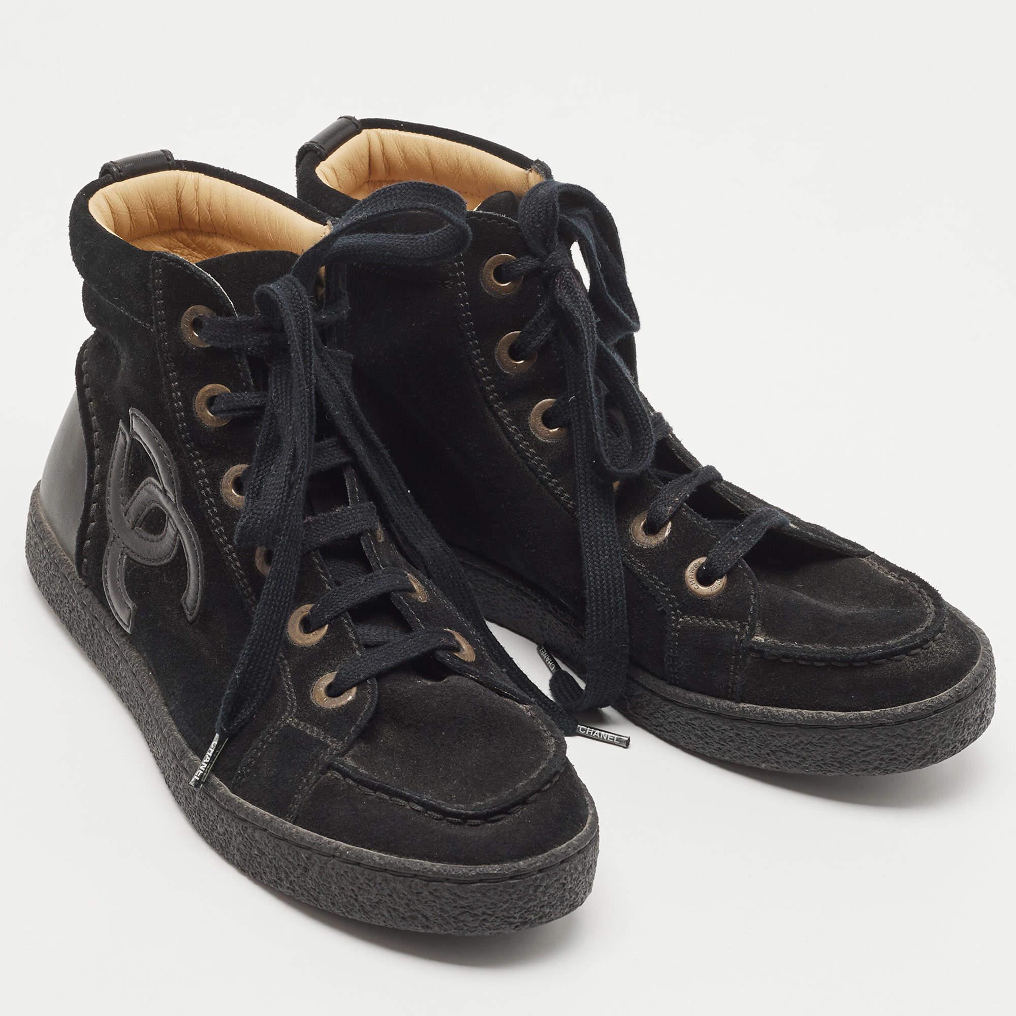 Chanel Black Leather and Suede CC High Top Sneakers Size 37 In Good Condition For Sale In Dubai, Al Qouz 2