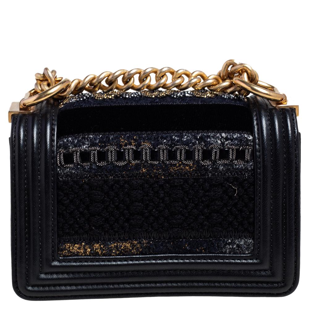 Every Chanel creation deserves to be etched with honor in the history of fashion as they carry irreplaceable style. Like this stunner of a Boy Flap that has been exquisitely crafted from leather & tweed. It does not only bring a black shade but also