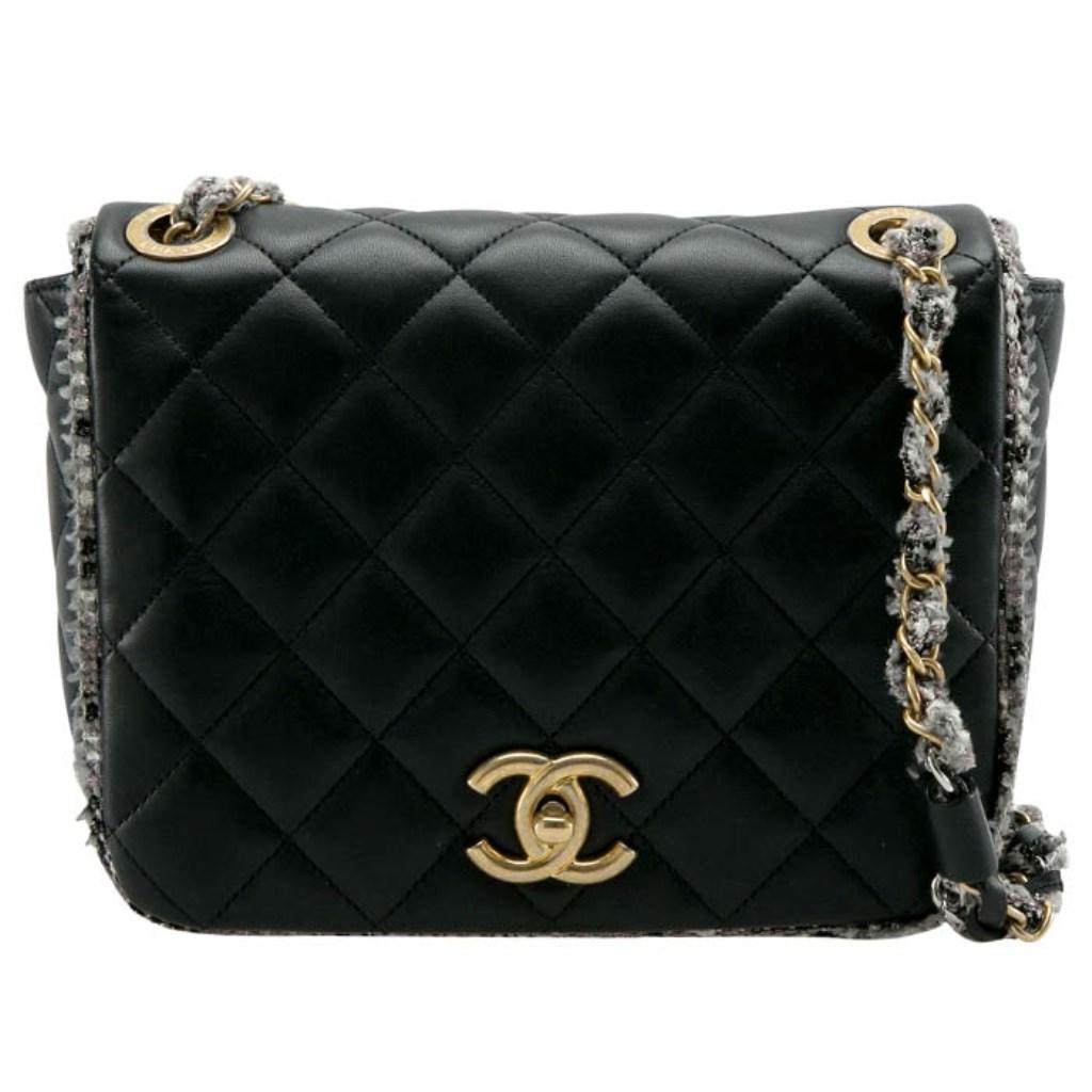 Add a winning touch to your sophisticated attire with this stylish Chanel flap shoulder bag. It carries the same elegance and beauty as the label's other iconic bags; however, its eccentricity lies in the unique details. Crafted from black leather,