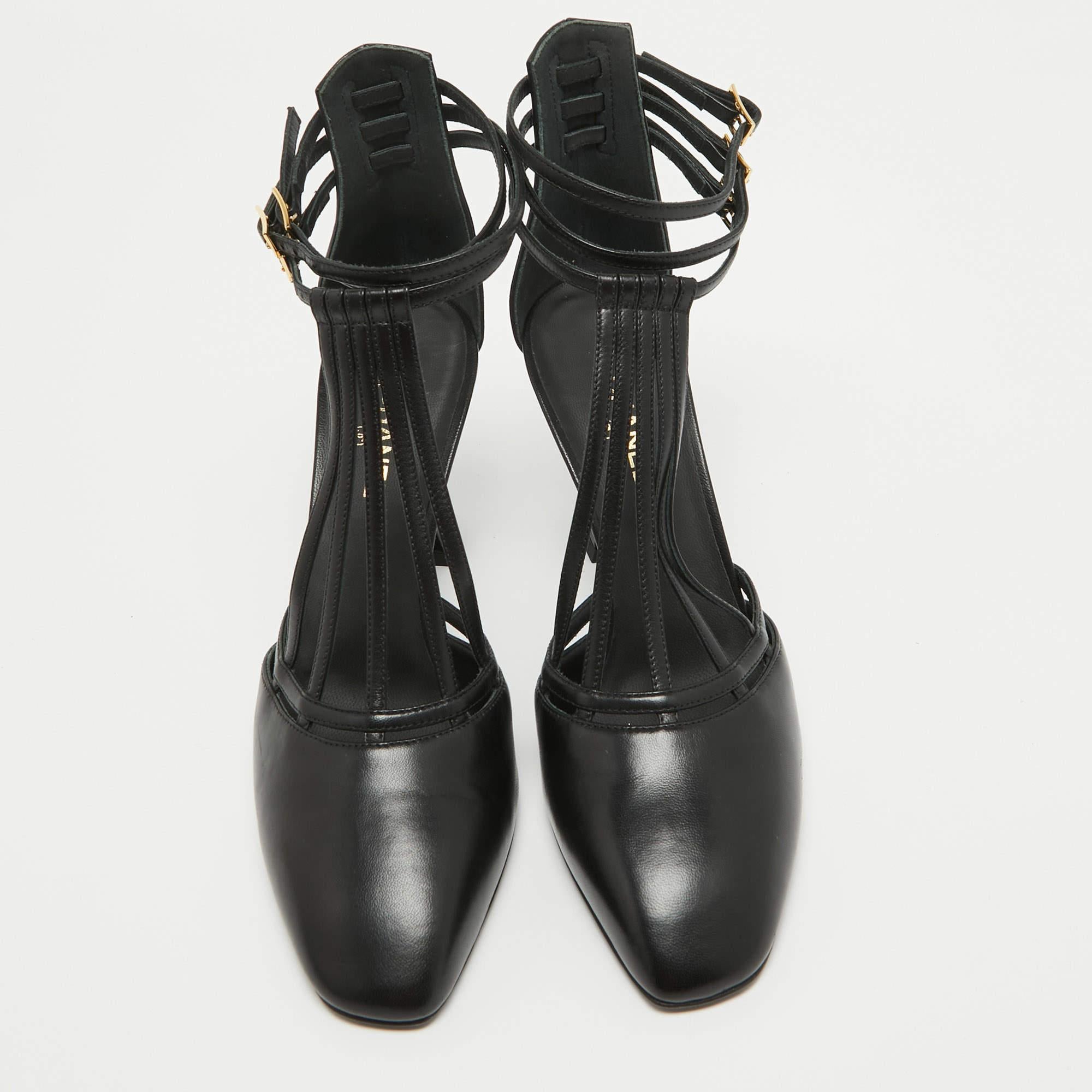 Chanel Black Leather Ankle Strap Pumps Size 40 In Excellent Condition For Sale In Dubai, Al Qouz 2