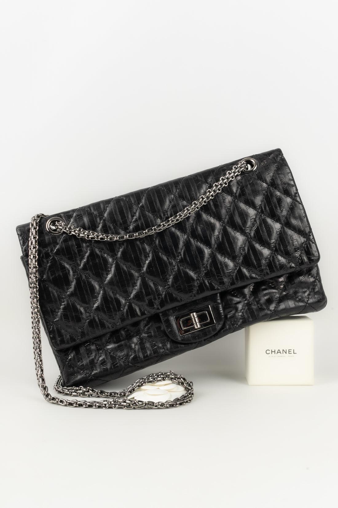 Chanel - (Made in France) Black leather bag with silvery metal elements and a serial number. 2008/2009 Collection.

Additional information:
Condition: Good condition
Dimensions: Length: 30 cm - Height: 20 cm - Depth: 9 cm - Handle length: 105