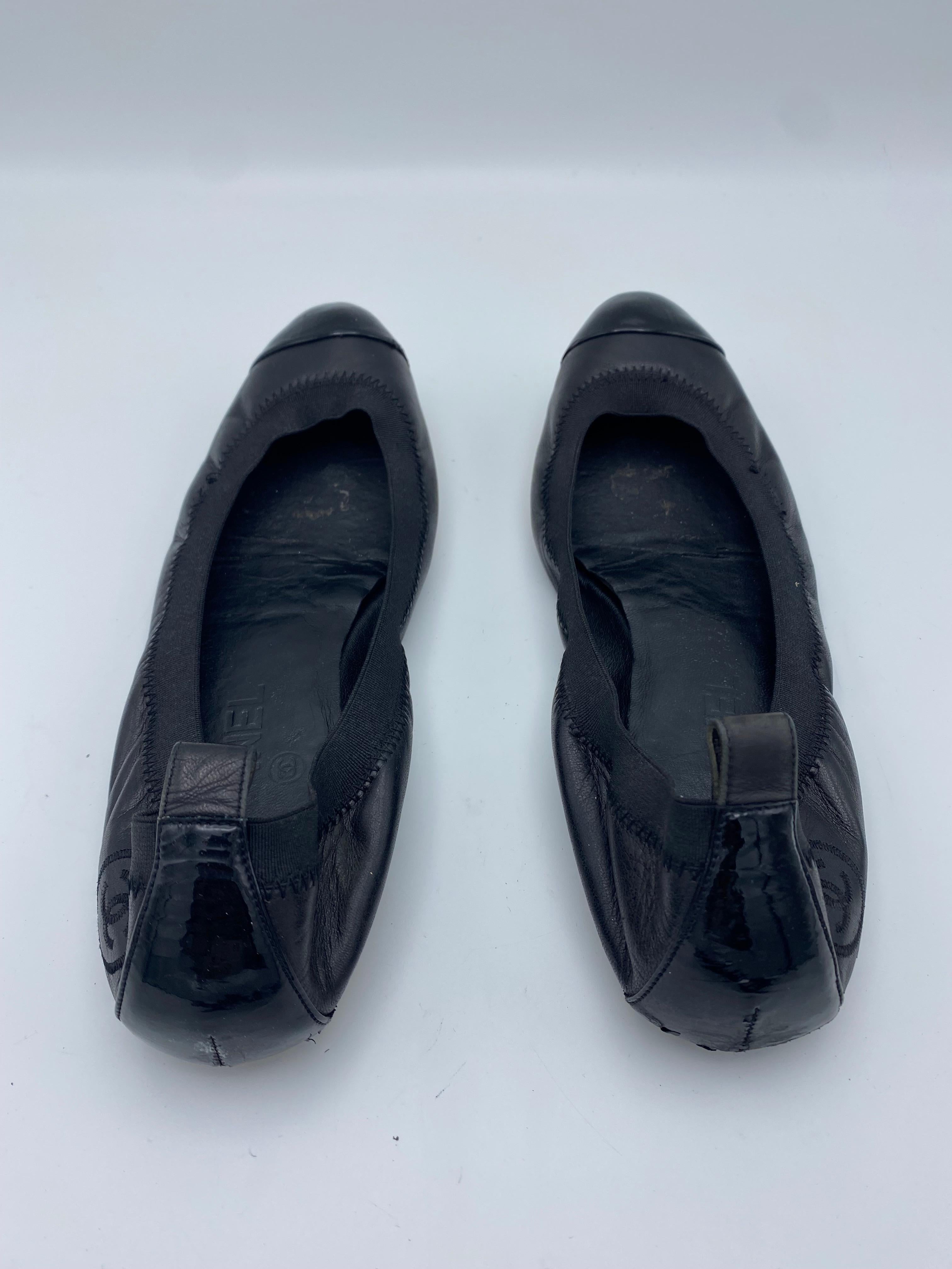 Chanel Black Leather Ballet Flat Shoes, Size 38 In Fair Condition For Sale In Beverly Hills, CA