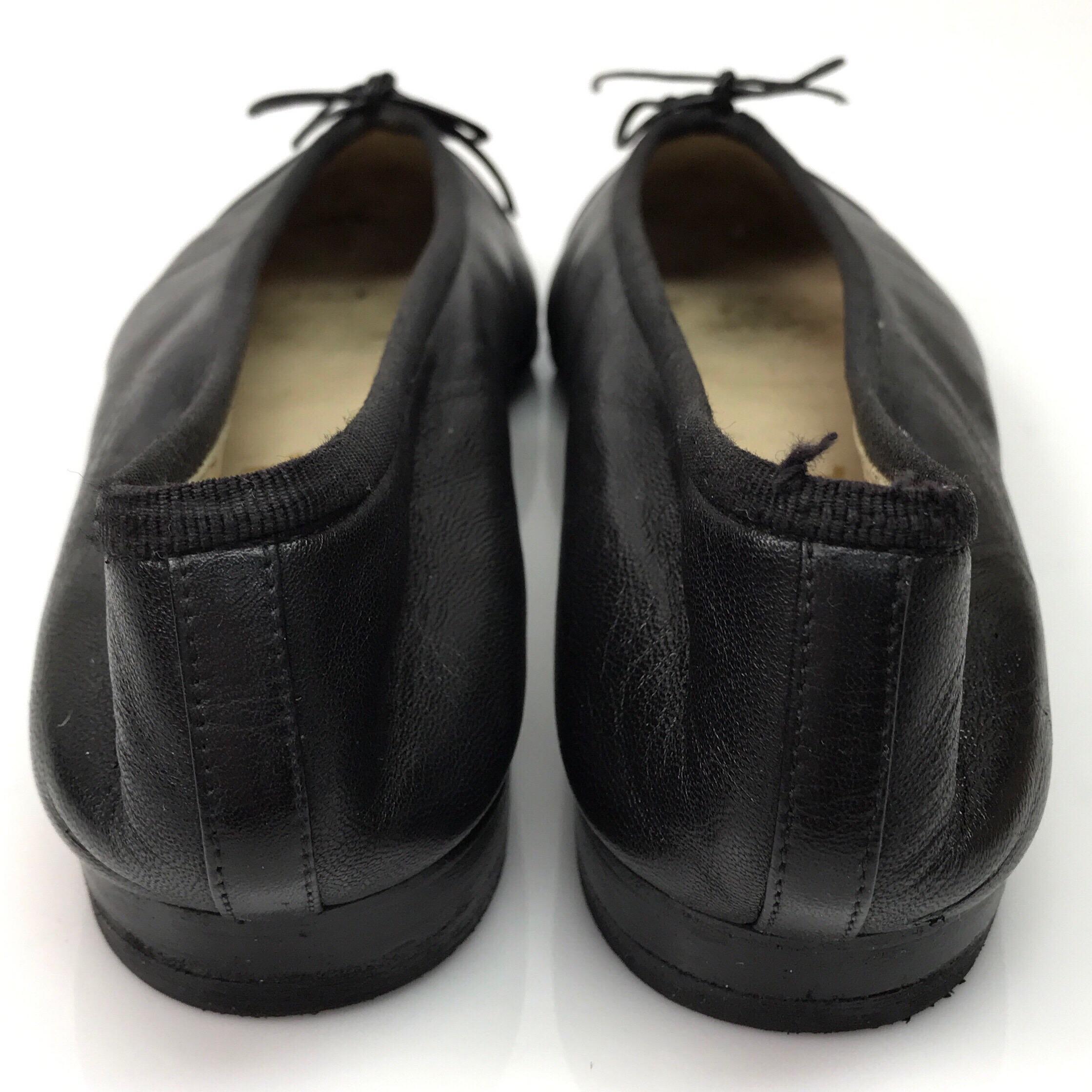 Chanel Black Leather Ballet Flats w/ Patent Toe & Bow-38.5 In Good Condition In West Palm Beach, FL