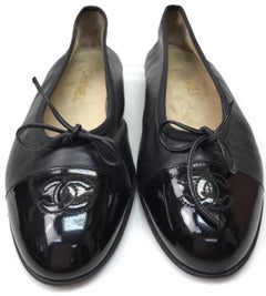 Chanel Ballerinas aus schwarzem Leder mit Lackkappe und Schleife-39