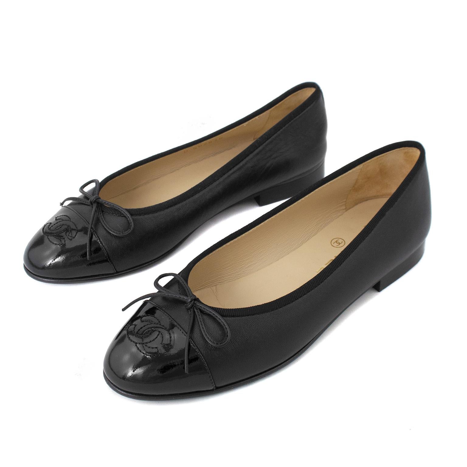 Classic and always chic black leather Chanel ballet flats with patent leather cap-toes, bow accents at vamps, grosgrain trim and stacked heels. Excellent vintage condition. Slight scuffing to soles. No box. Size 37. Fit closer to US 6.5.

Please