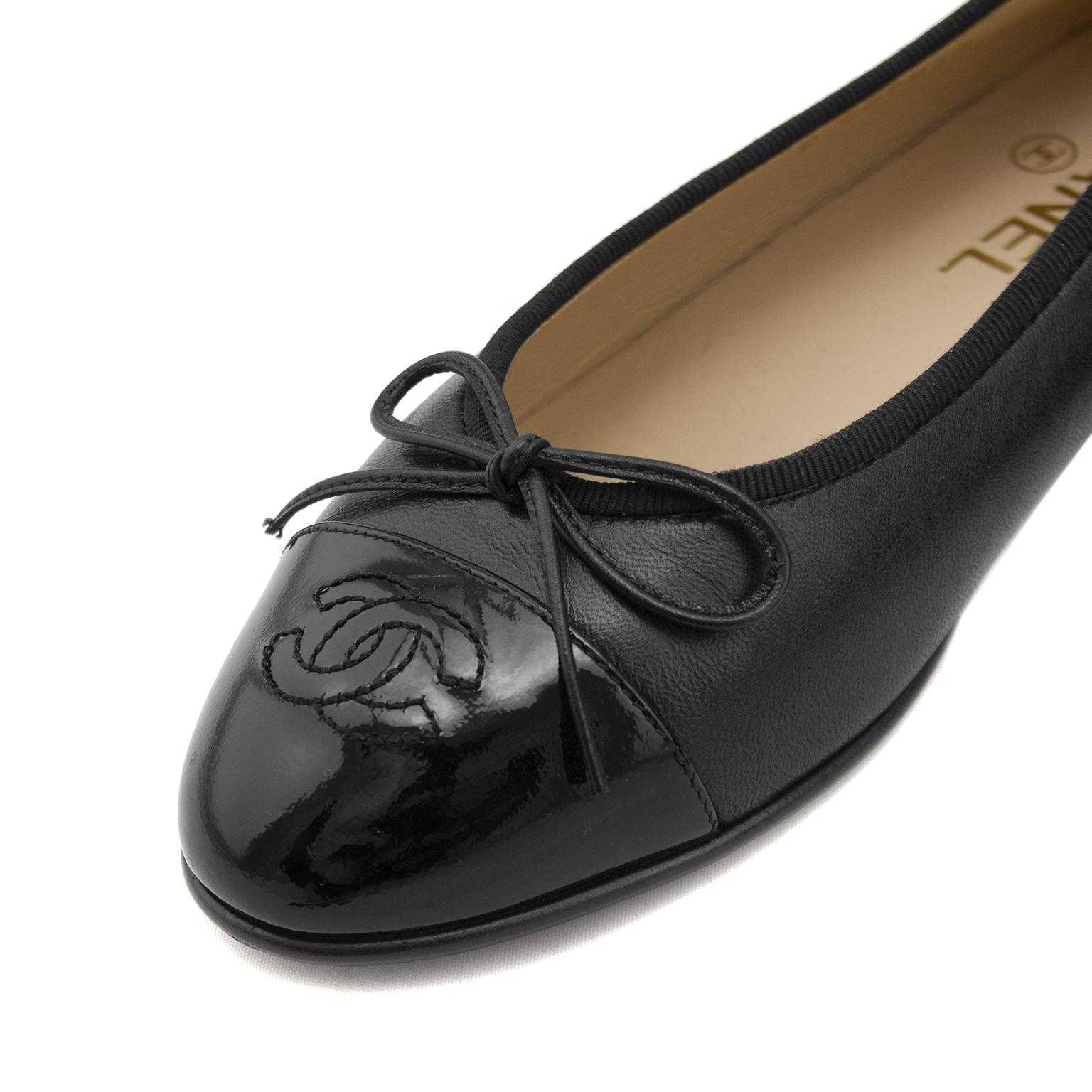 Chanel Black Leather Ballet Flats with Black Patent Leather Toe Sz 37 In Good Condition In Toronto, Ontario