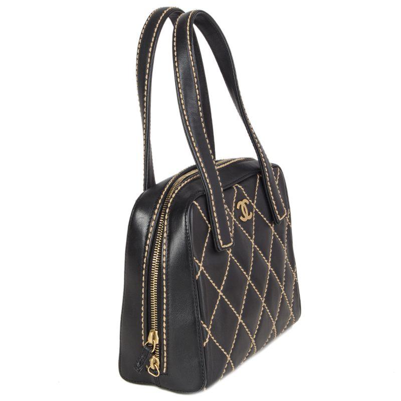 Chanel quilted handbag in black leather with beige stitching. CC gold-plated metal logo in the front. Open pocket on the back. Opens with a zipper on top and is lined in black CC nylon with detachable ouch in the middle. Zipper pocket against the