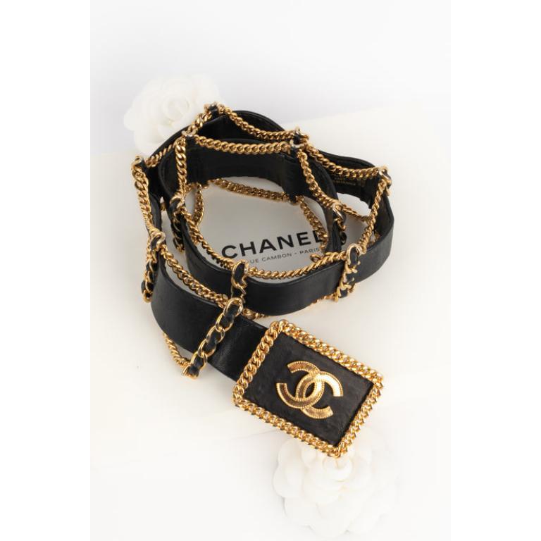Chanel - (Fabriqué en France) Ceinture en cuir noir avec métal doré des années 1980. Taille 80.

Informations complémentaires :
Condit : Bon état
Dimensions : Longueur : 77 cm

Référence du vendeur : CCB87