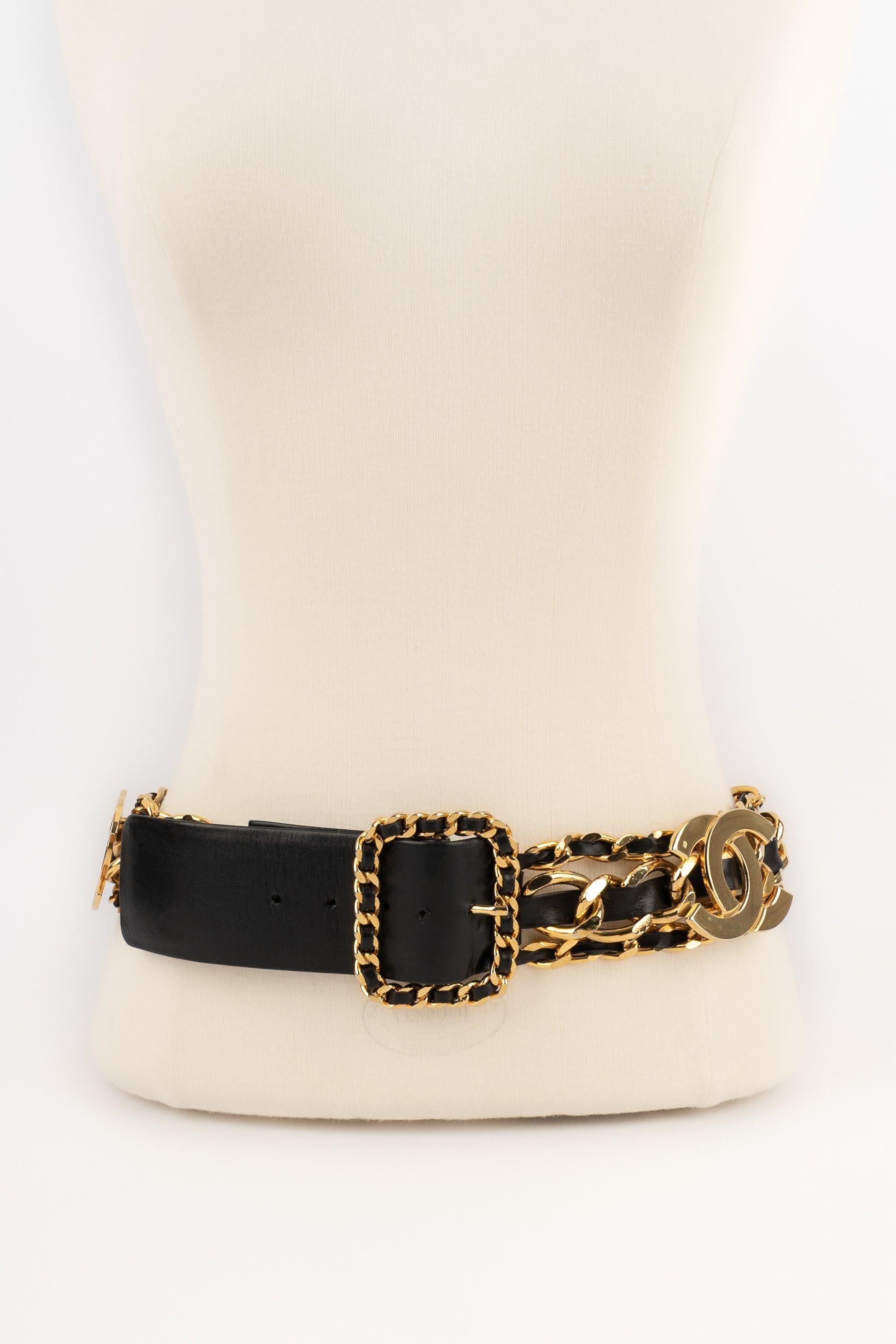Chanel - (Fabriqué en France) Ceinture en cuir noir avec métal doré. Collectional des années 1990.

Informations complémentaires :
Condit : Bon état
Dimensions : Longueur : de 75 cm à 82 cm
Période : 20ème siècle

Référence du vendeur : CCB114