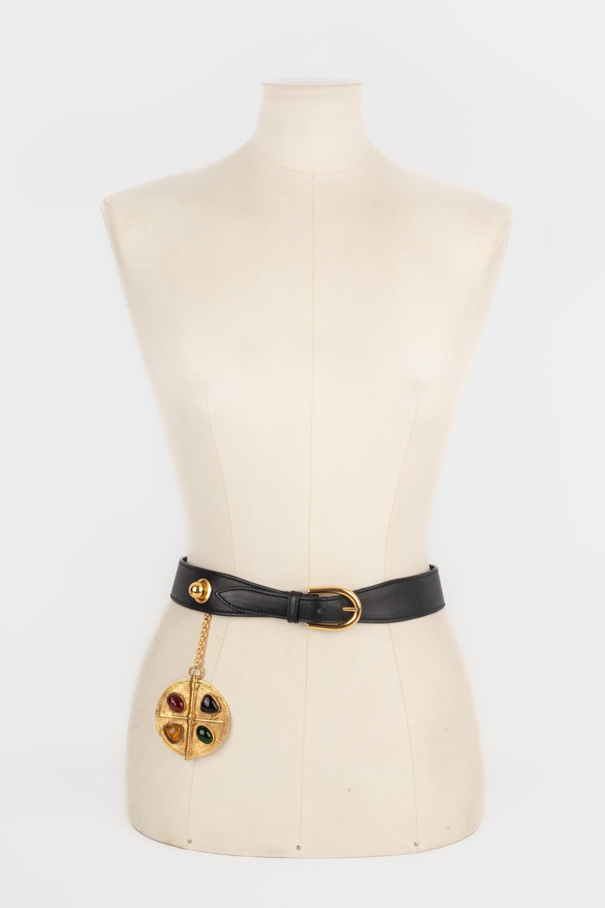 Chanel - (Made in France) Black leather belt with a golden metal and glass paste charm.

Additional information:
Condition: Very good condition
Dimensions: Length: from 64 cm to 68 cm

Seller Reference: CCB48