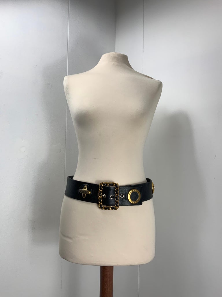 Chanel belt.
Featuring black lambskin leather and golden hardware. A bit oxidated. 
91 cm X 5,5 cm
Size: 8032
Conditions: pre loved belt that show time passing. 
Good - 