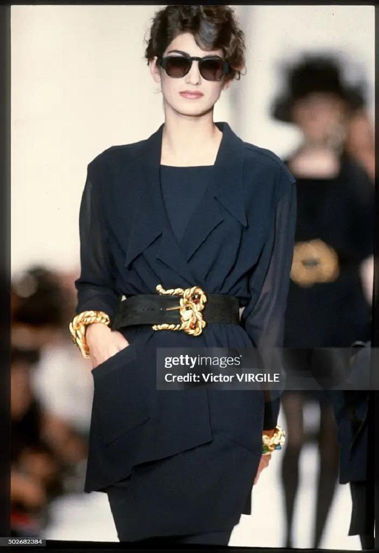 Chanel - (Made in France) Schwarzer Ledergürtel mit einer eindrucksvollen goldenen Metallschnalle mit Glaspastentropfen. Ready-to-Wear-Kollektion Frühjahr/Sommer 1991 unter der künstlerischen Leitung von Karl Lagerfeld.

Zusätzliche