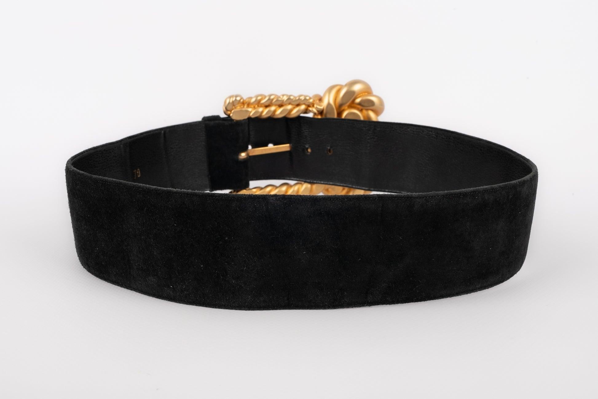 Chanel Schwarzer Ledergürtel mit beeindruckender goldener Metallschnalle, 1991 im Angebot 2