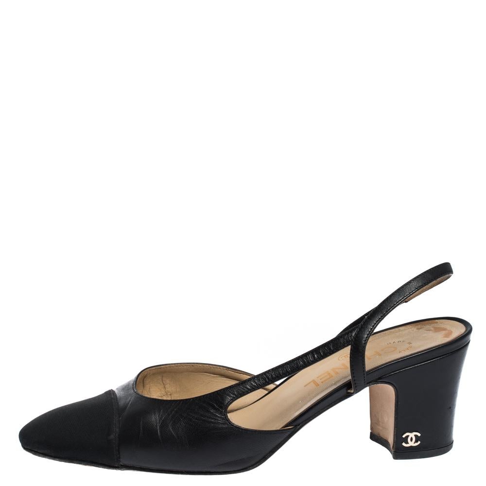 Tus elegantes pies se merecen lo mejor y qué mejor que estas sandalias de Chanel. Estas regias sandalias están fabricadas en piel negra y llevan puntera de lona. Presumen de slingbacks, plantilla cómoda y tacón en bloque. Lúcelo con tus vestidos y