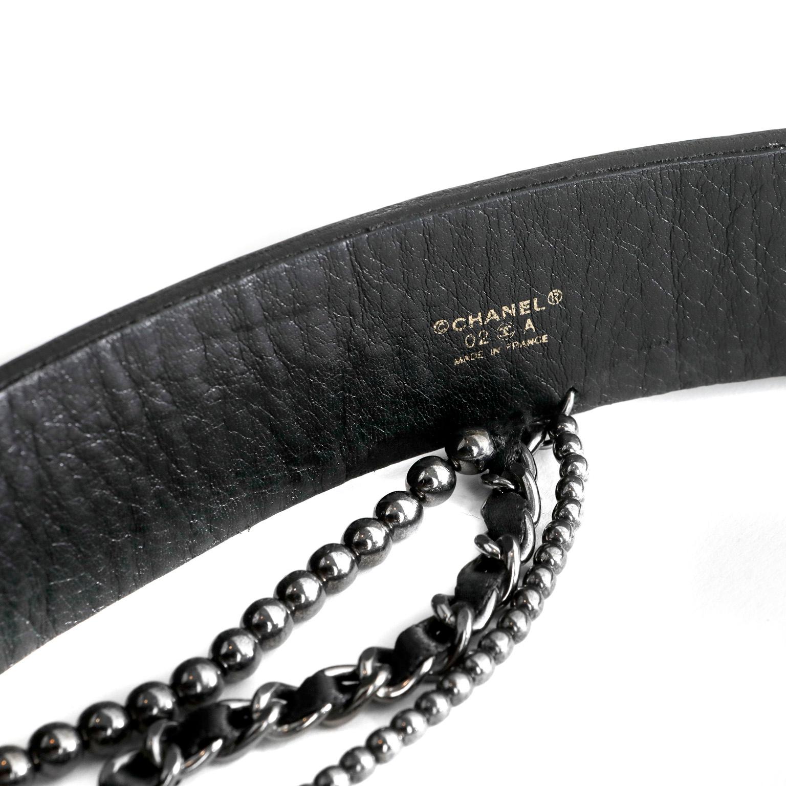 Noir Ceinture Chanel en cuir noir avec nœud et chaînes en vente