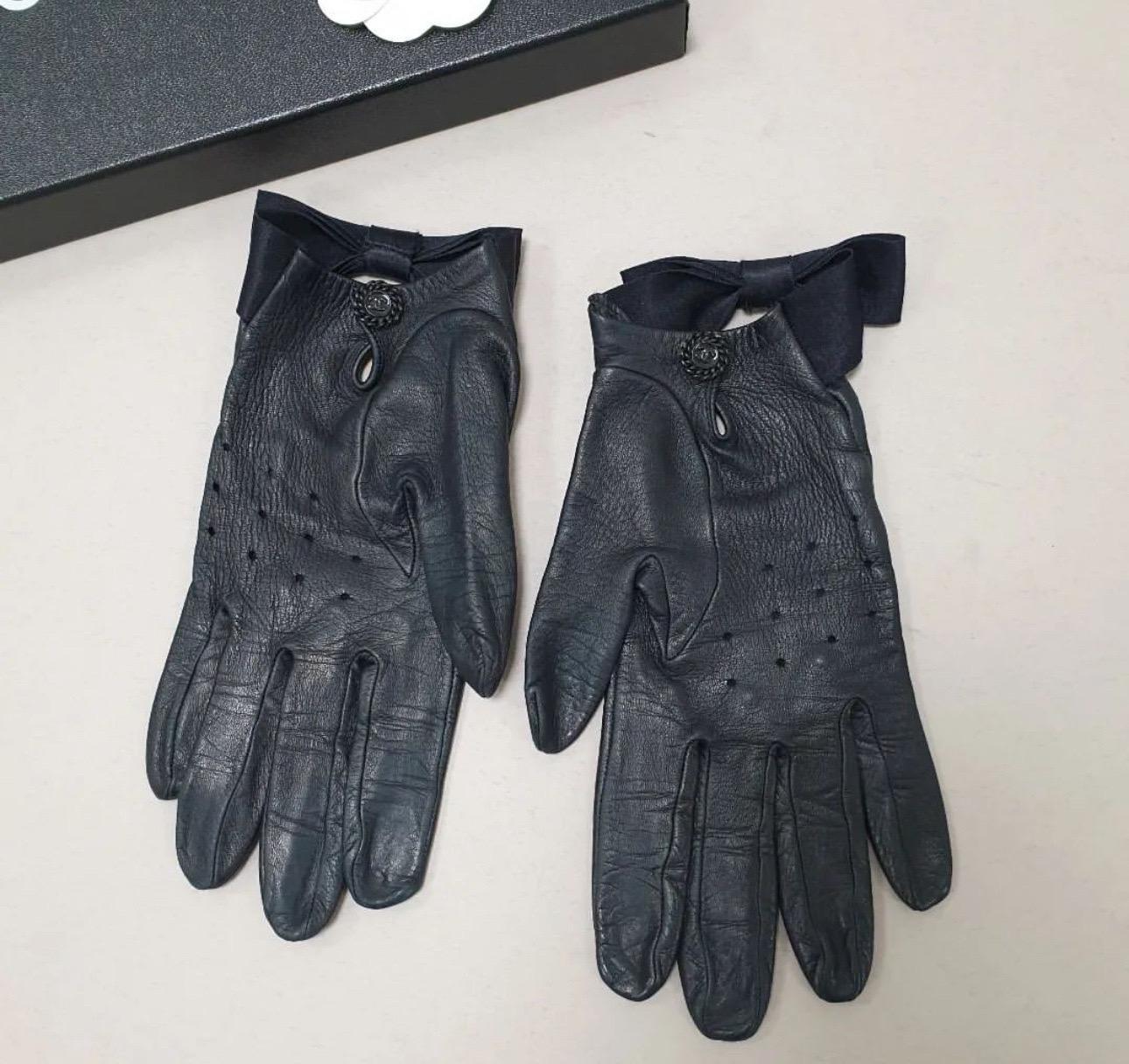 Chanel Black Leather Bow Short Gloves In Good Condition In Krakow, PL
