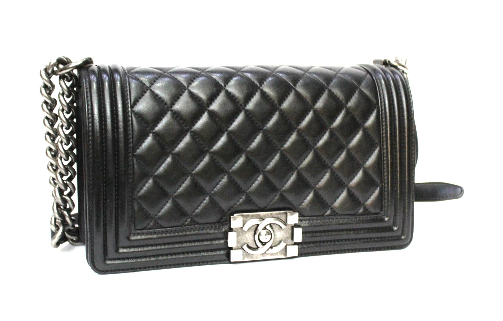 Superb Chanel Boy made of soft black leather with silver hardware.

Closing with classic CC hook, large enough inside.

It is in excellent condition. Year 2013/2014