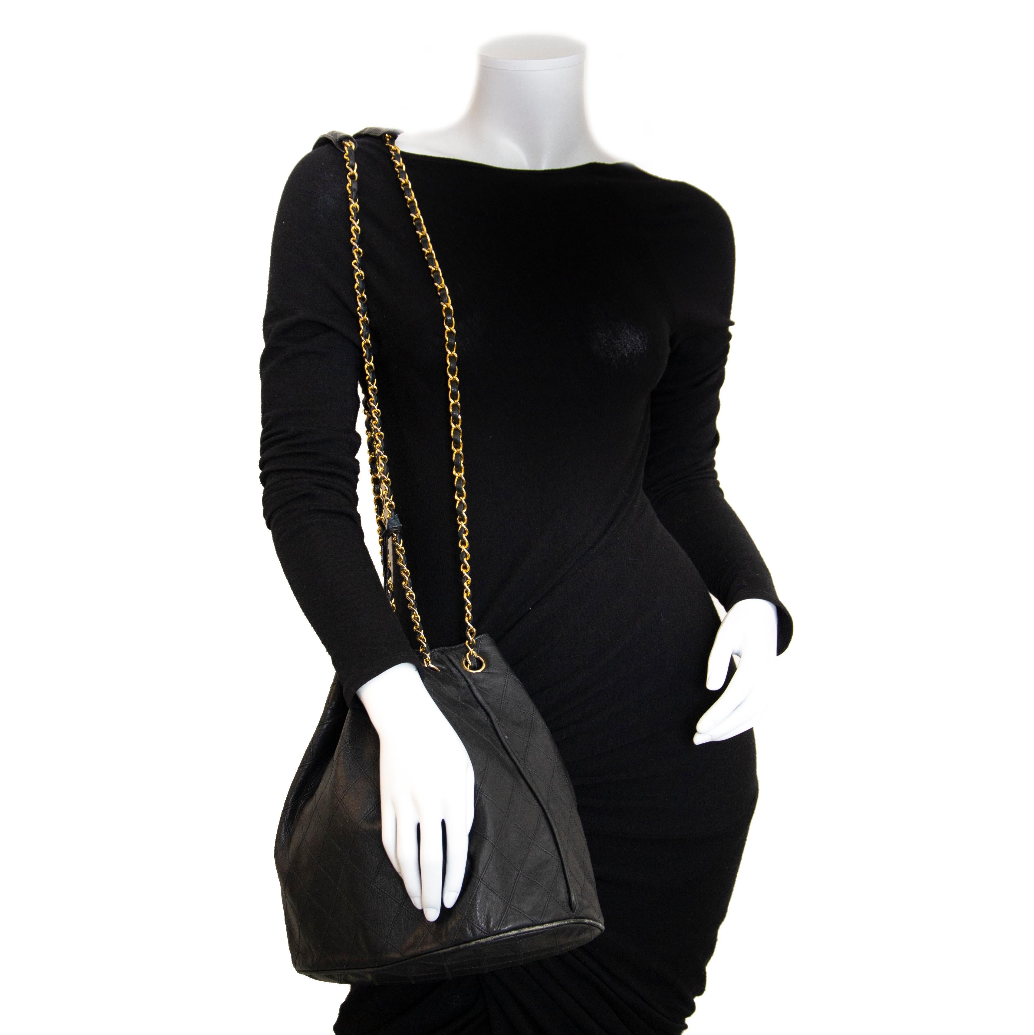 Chanel Bucket Bag aus schwarzem Leder (Schwarz)