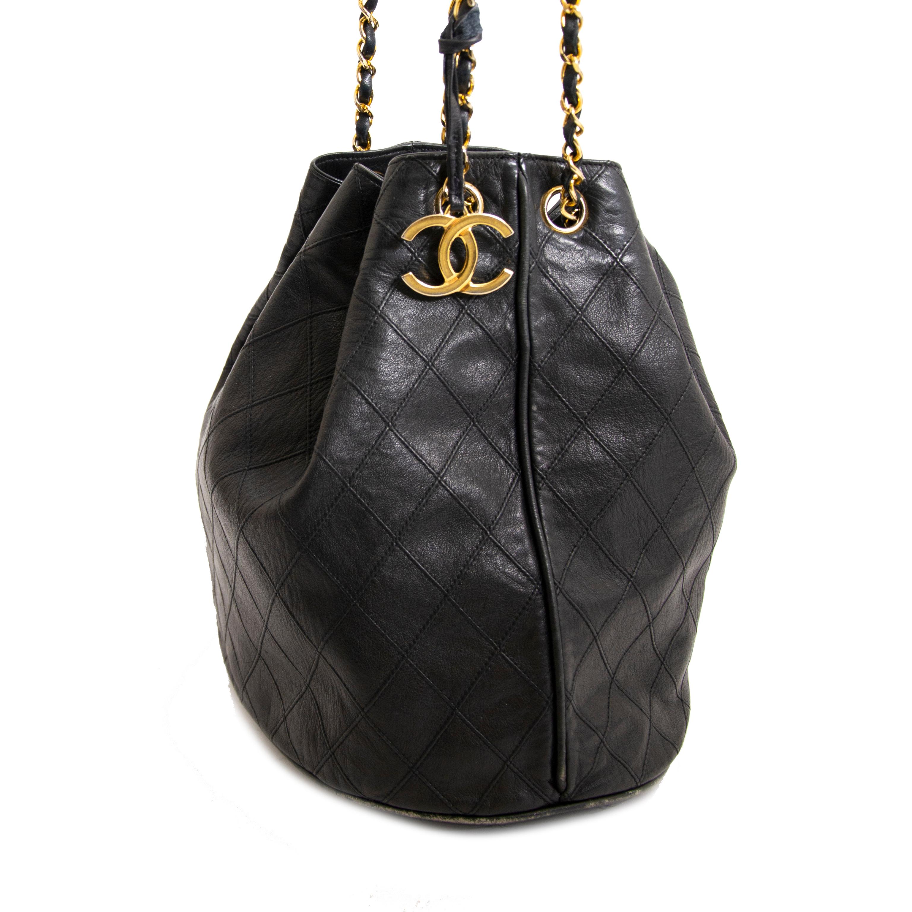 Chanel Bucket Bag aus schwarzem Leder im Zustand „Gut“ in Antwerp, BE