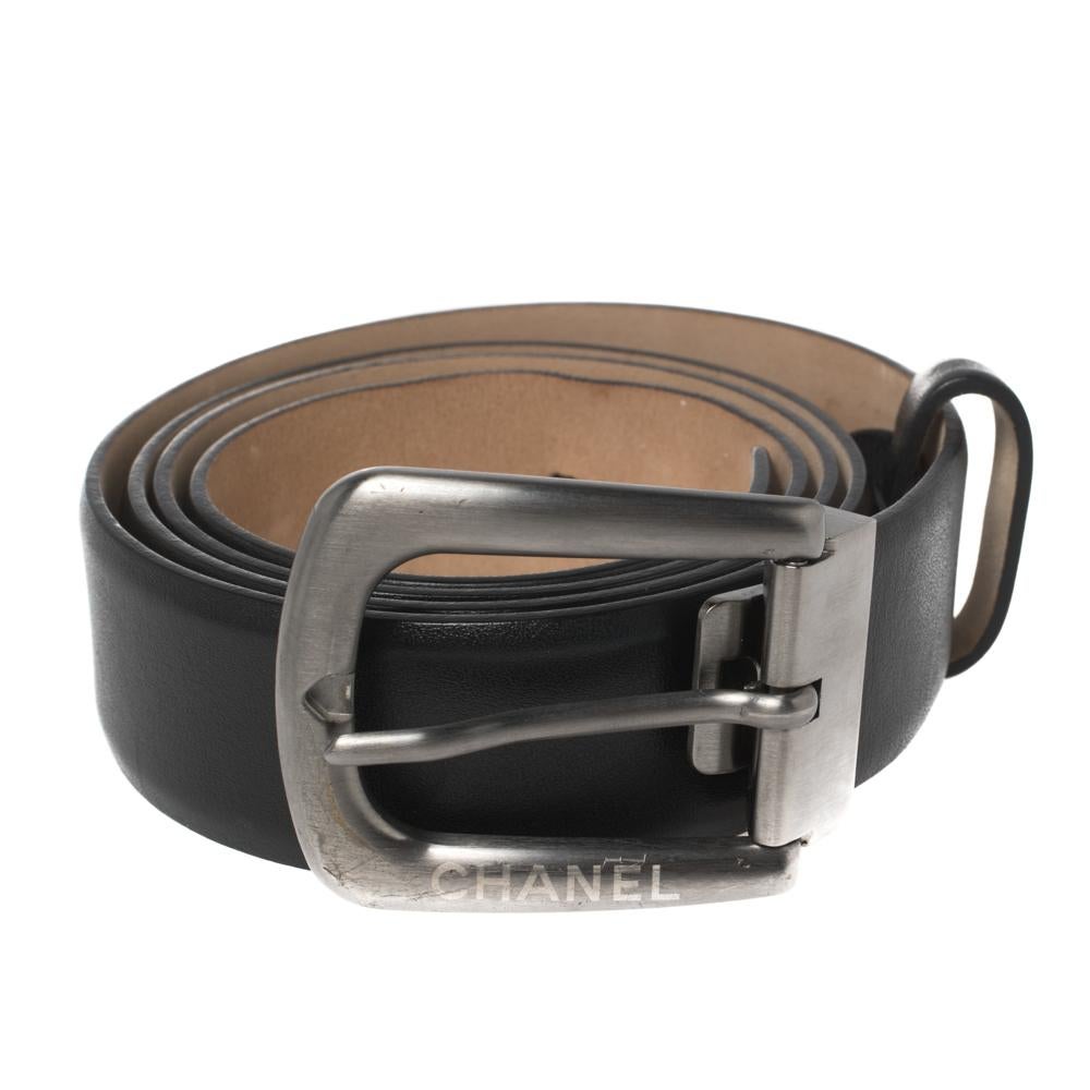 Elevate your belt collection by adding this buckle belt from Chanel. Crafted from black leather, the piece is complete with a gunmetal-tone metal buckle and leather lining. The sophisticated belt can be styled with various outfits.

