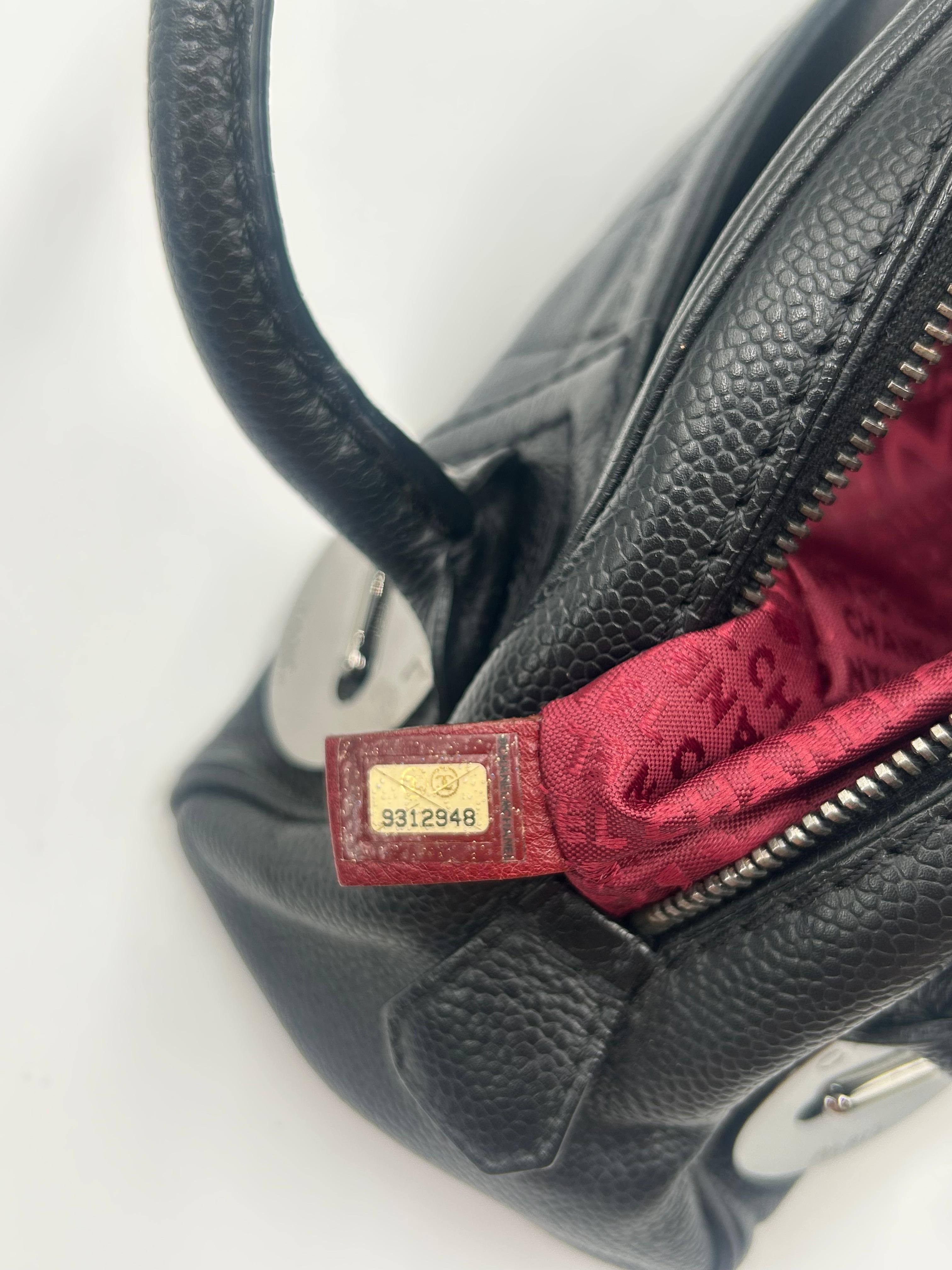 Chanel - Cartable à boutons en cuir noir 2004 en vente 5