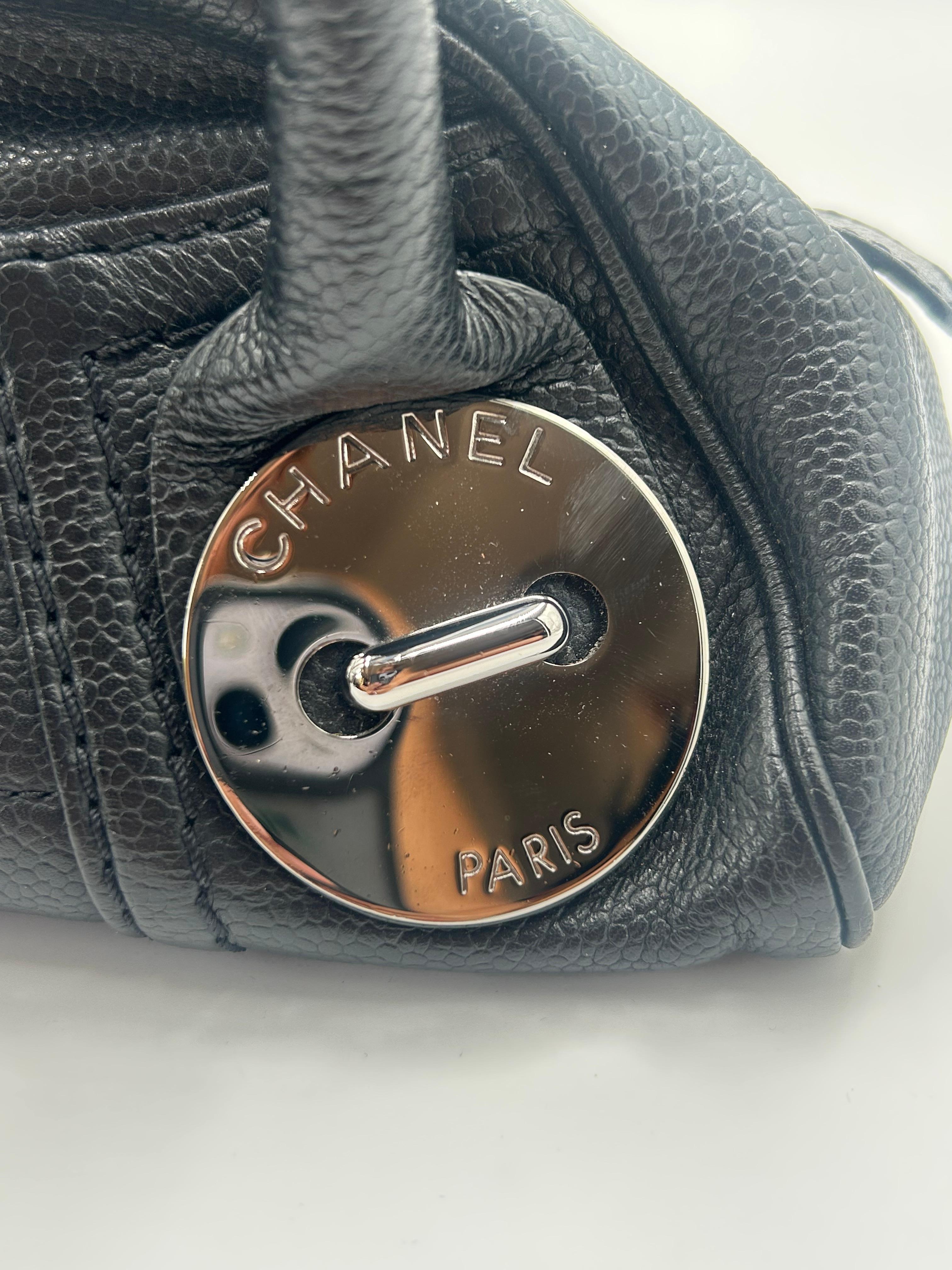 Chanel - Cartable à boutons en cuir noir 2004 en vente 7