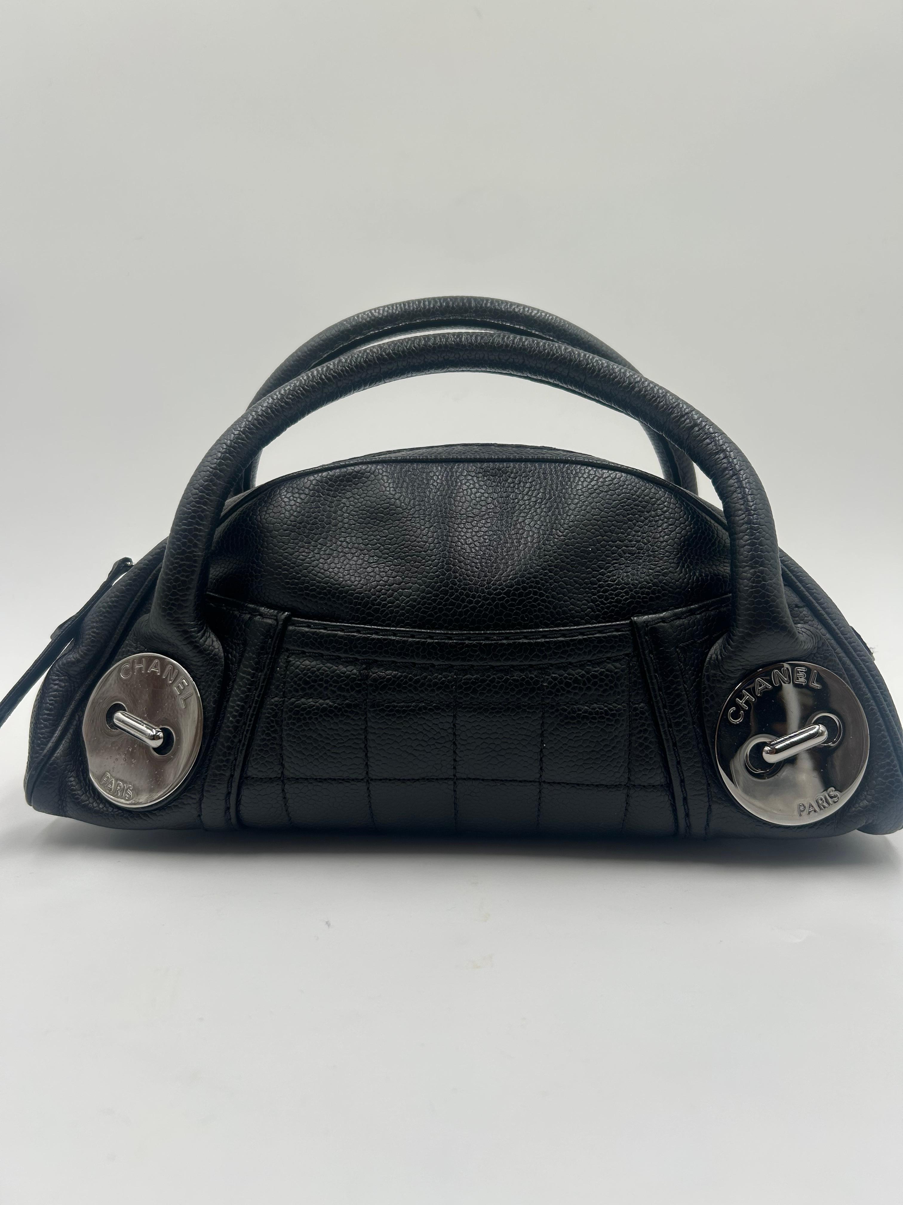Noir Chanel - Cartable à boutons en cuir noir 2004 en vente