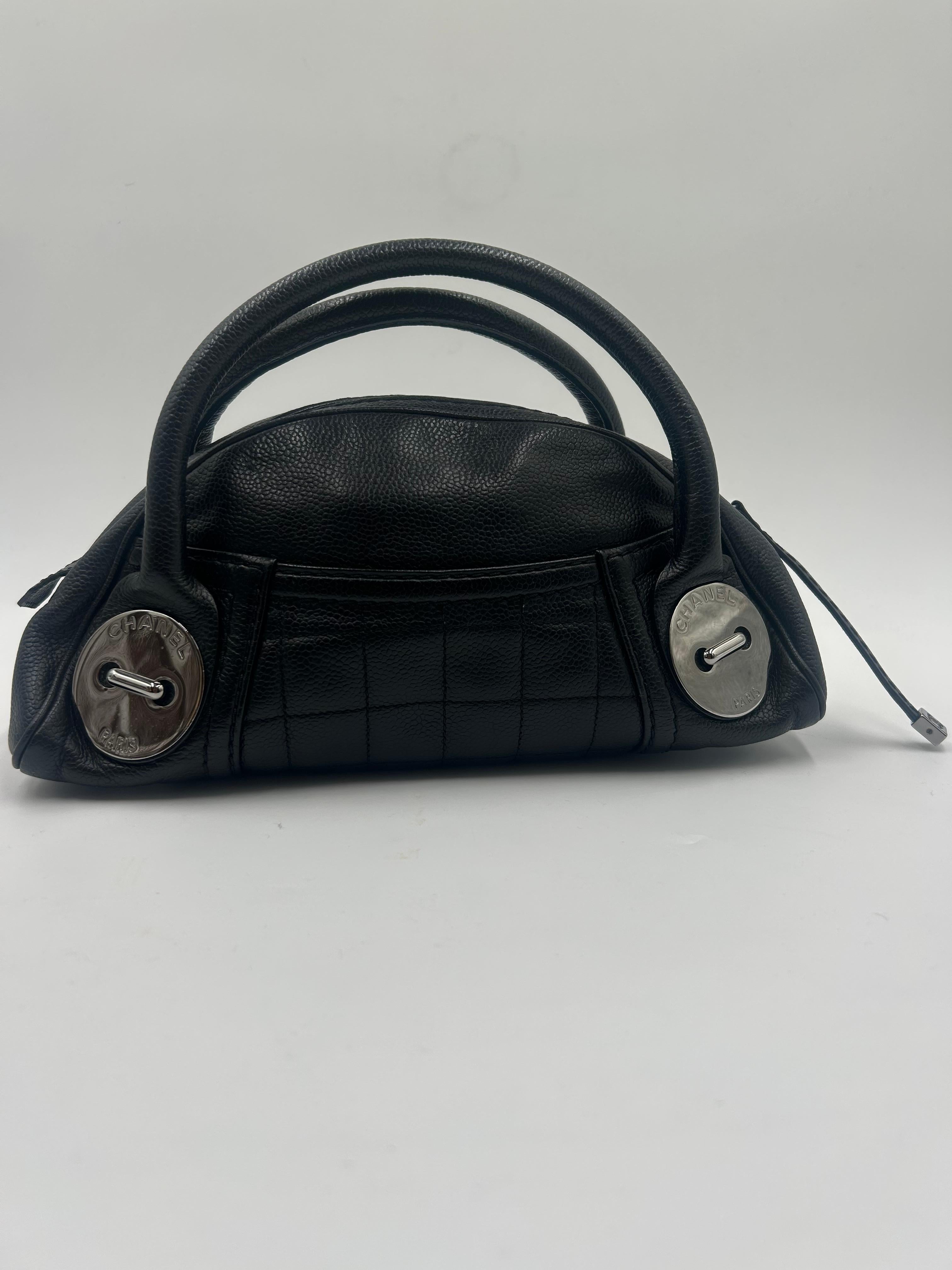 Chanel - Cartable à boutons en cuir noir 2004 Bon état - En vente à Palm Beach, FL