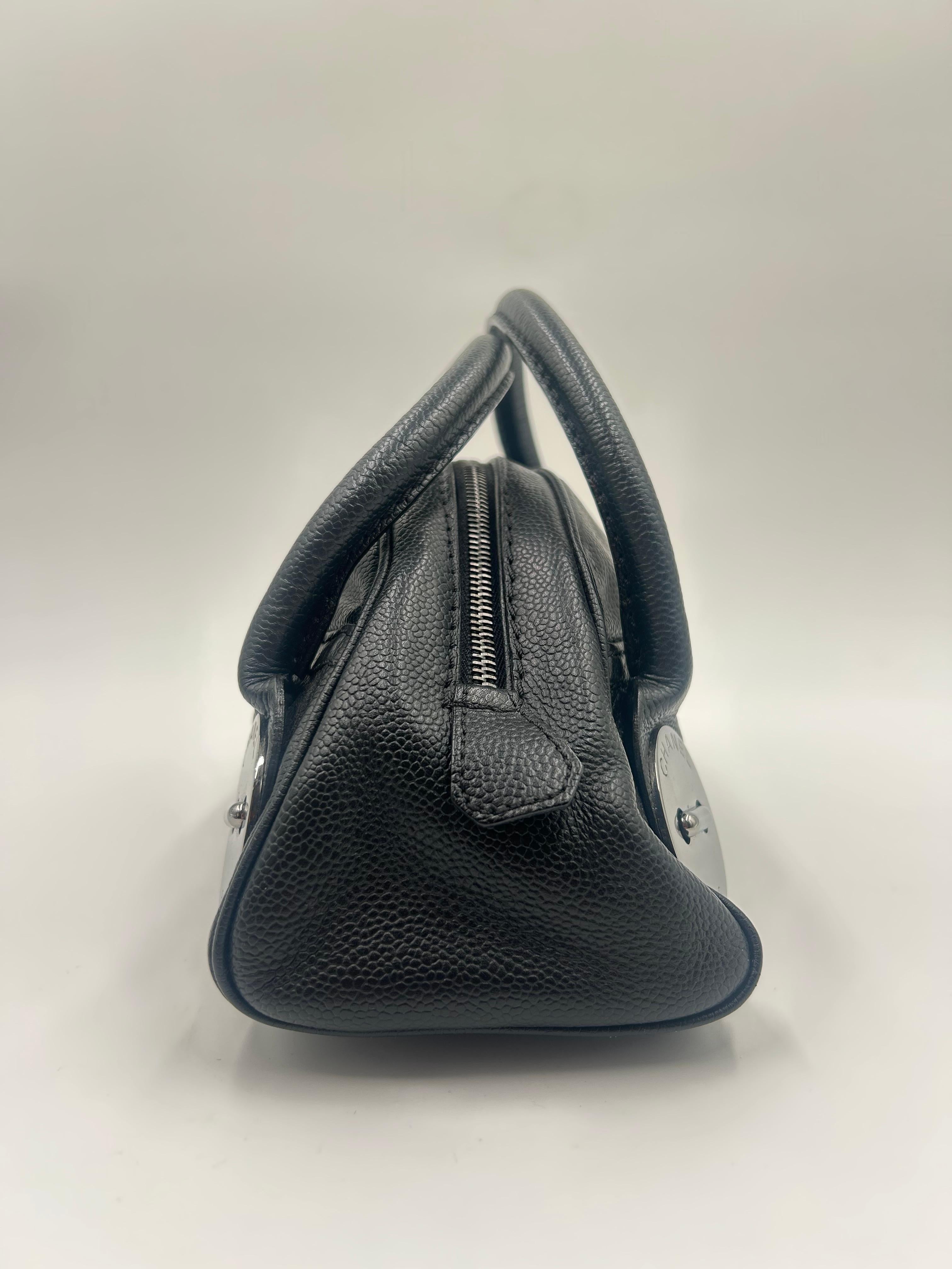 Chanel - Cartable à boutons en cuir noir 2004 Unisexe en vente