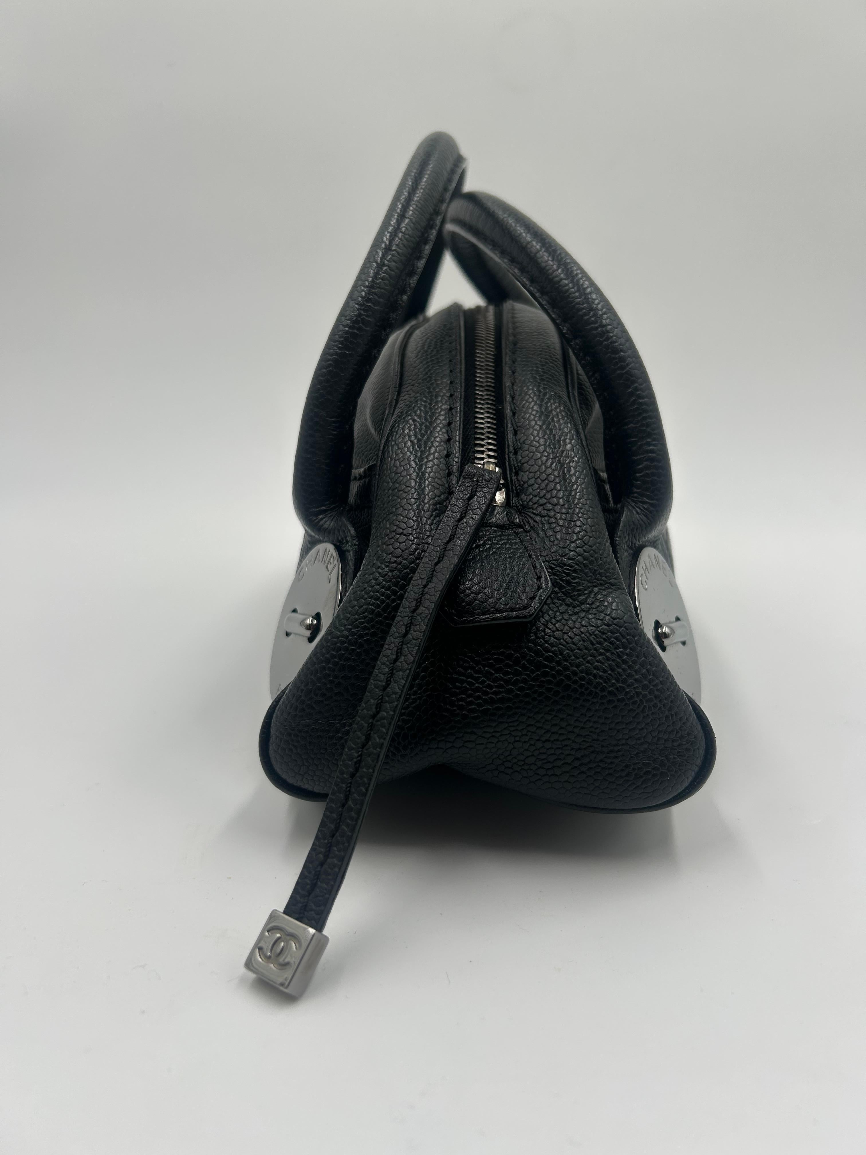 Chanel - Cartable à boutons en cuir noir 2004 en vente 1