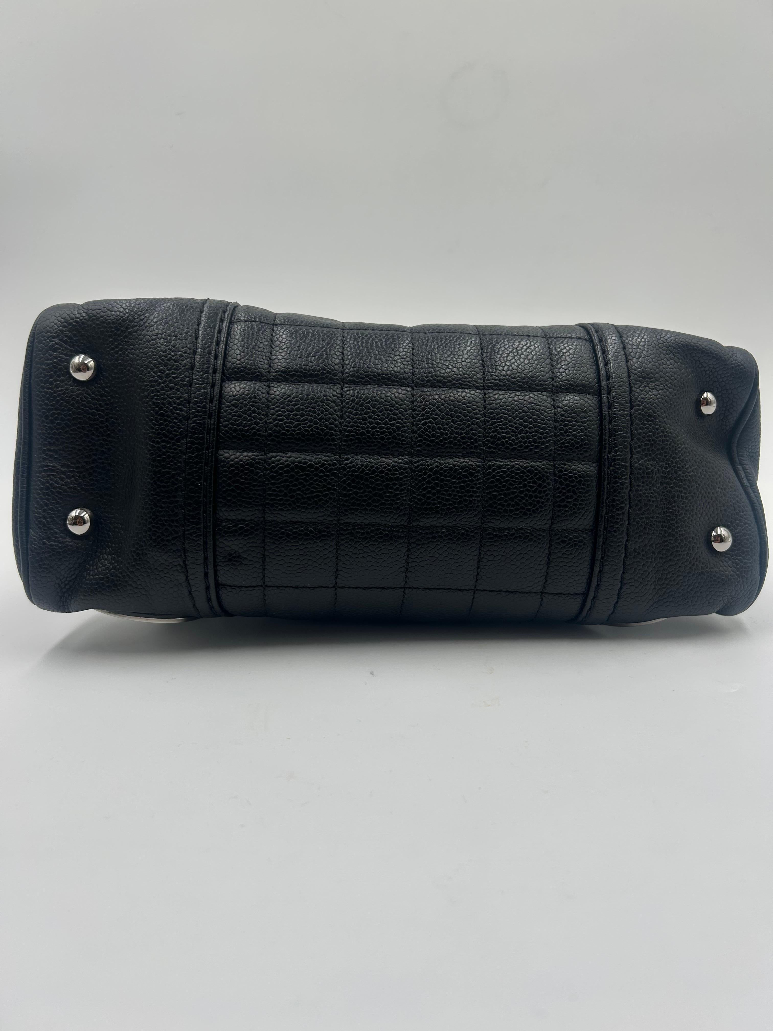 Chanel - Cartable à boutons en cuir noir 2004 en vente 2