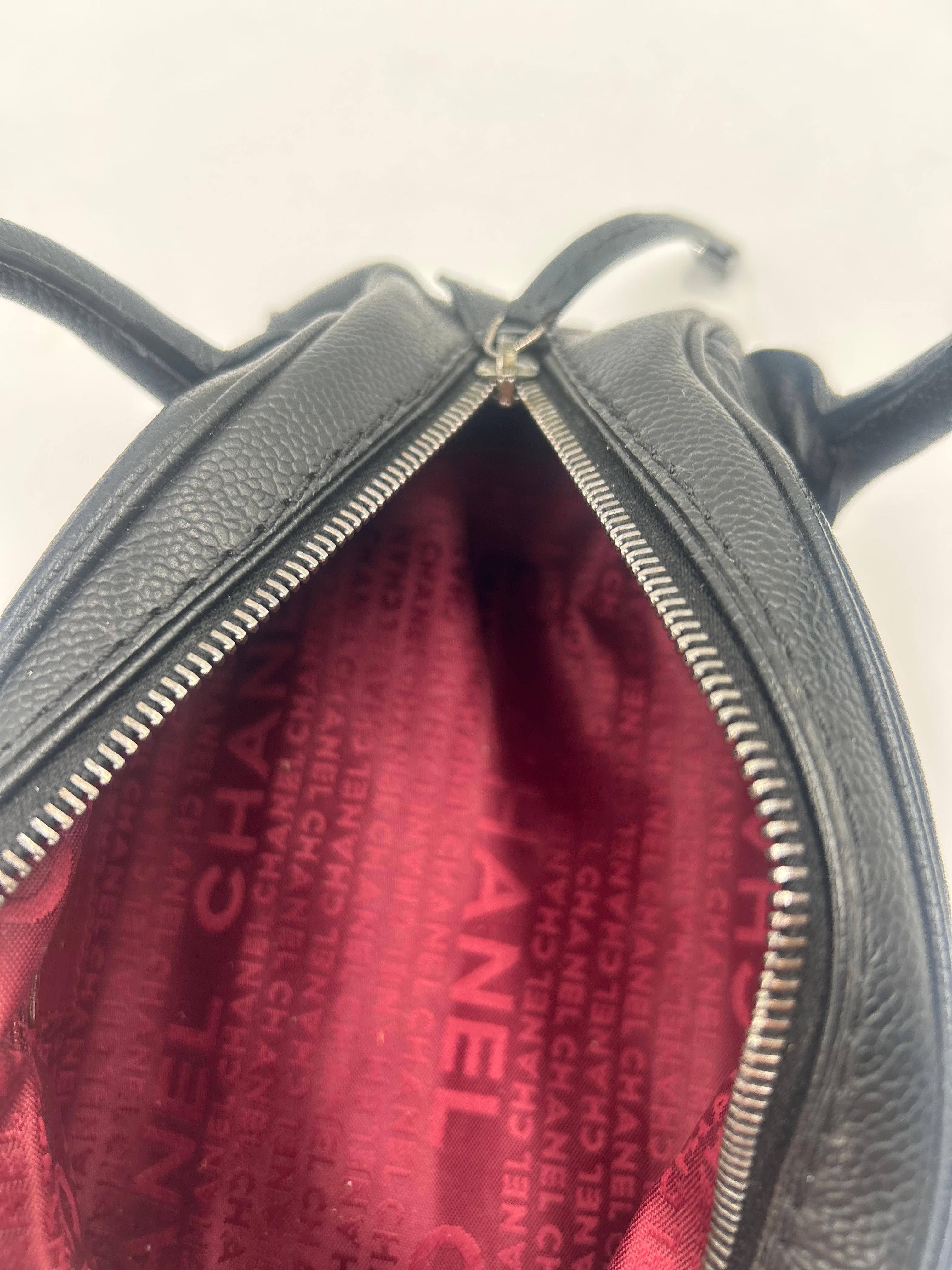 Chanel - Cartable à boutons en cuir noir 2004 en vente 3