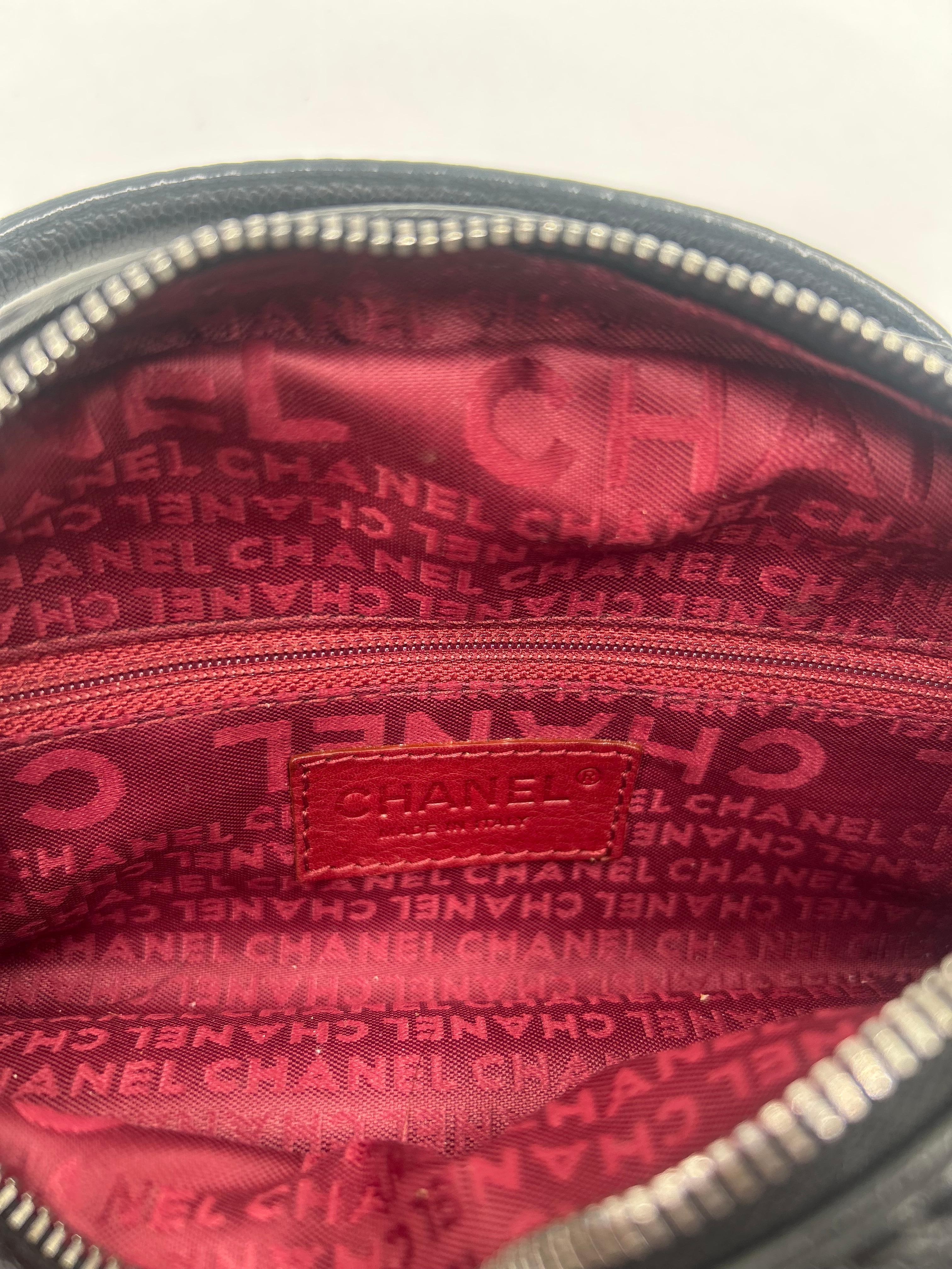 Chanel - Cartable à boutons en cuir noir 2004 en vente 4