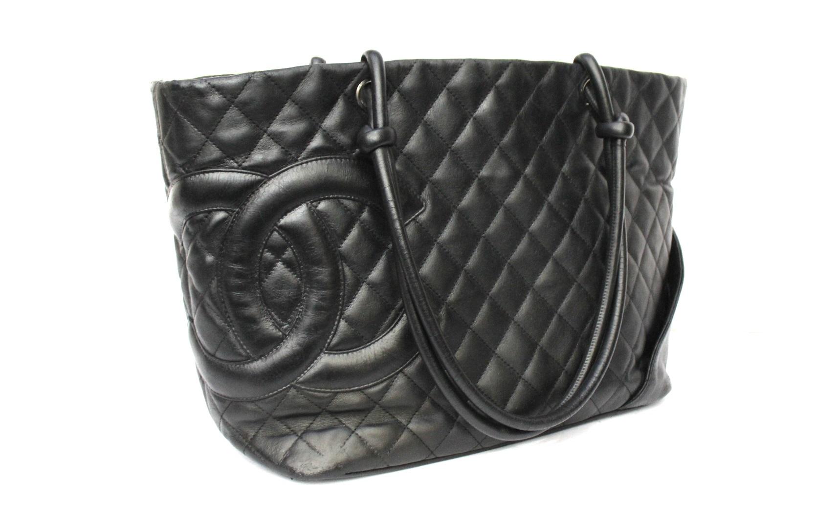 Chanel Cambon shopper bag in black leather.

Equipped with double leather handle, zip closure, very large inside (it has some stains).

Externally the bag is in excellent condition.