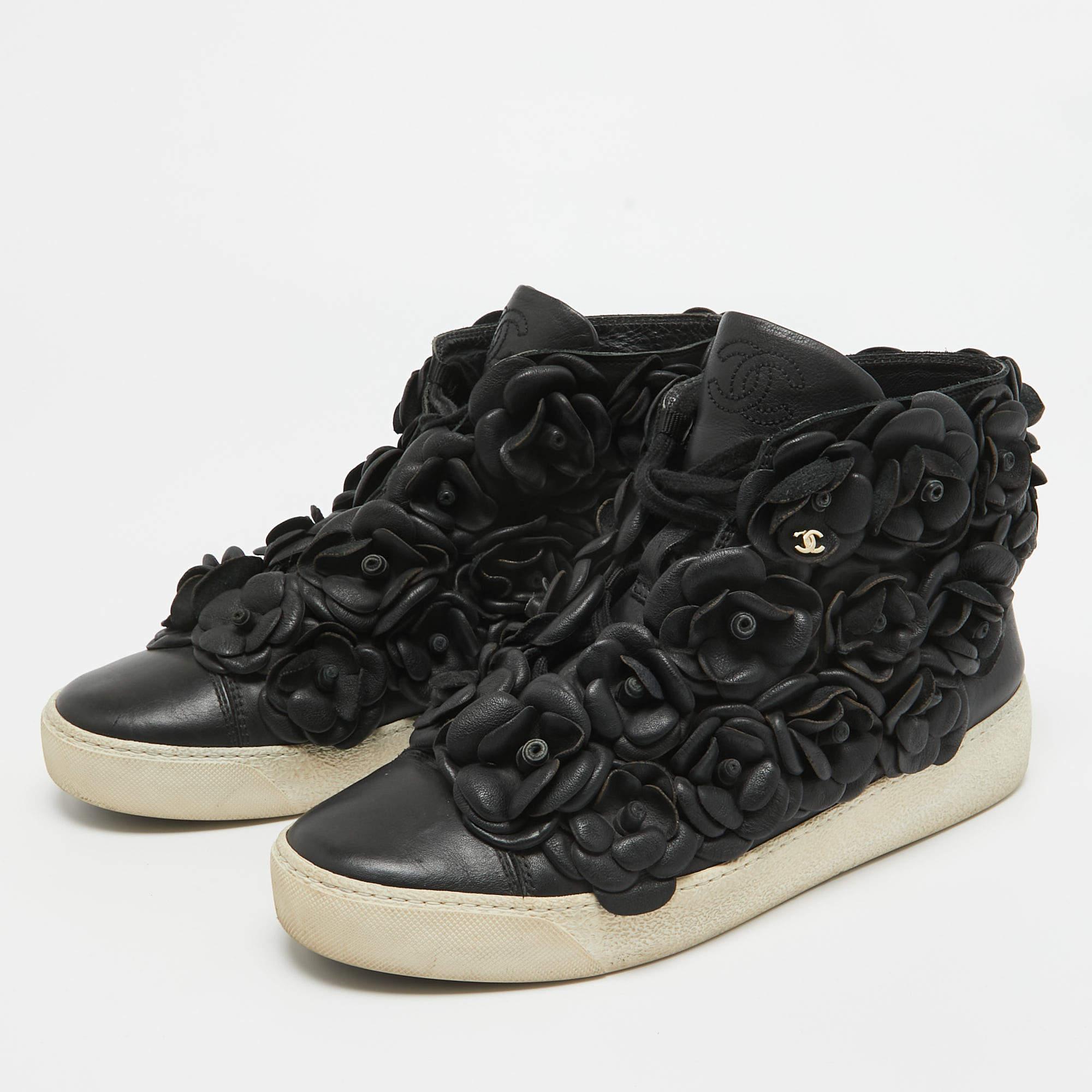 Con una silhouette classica, queste sneakers firmate sono una combinazione perfetta di lusso, comfort e stile. Queste sneakers sono rifinite con dettagli firmati e comode solette.